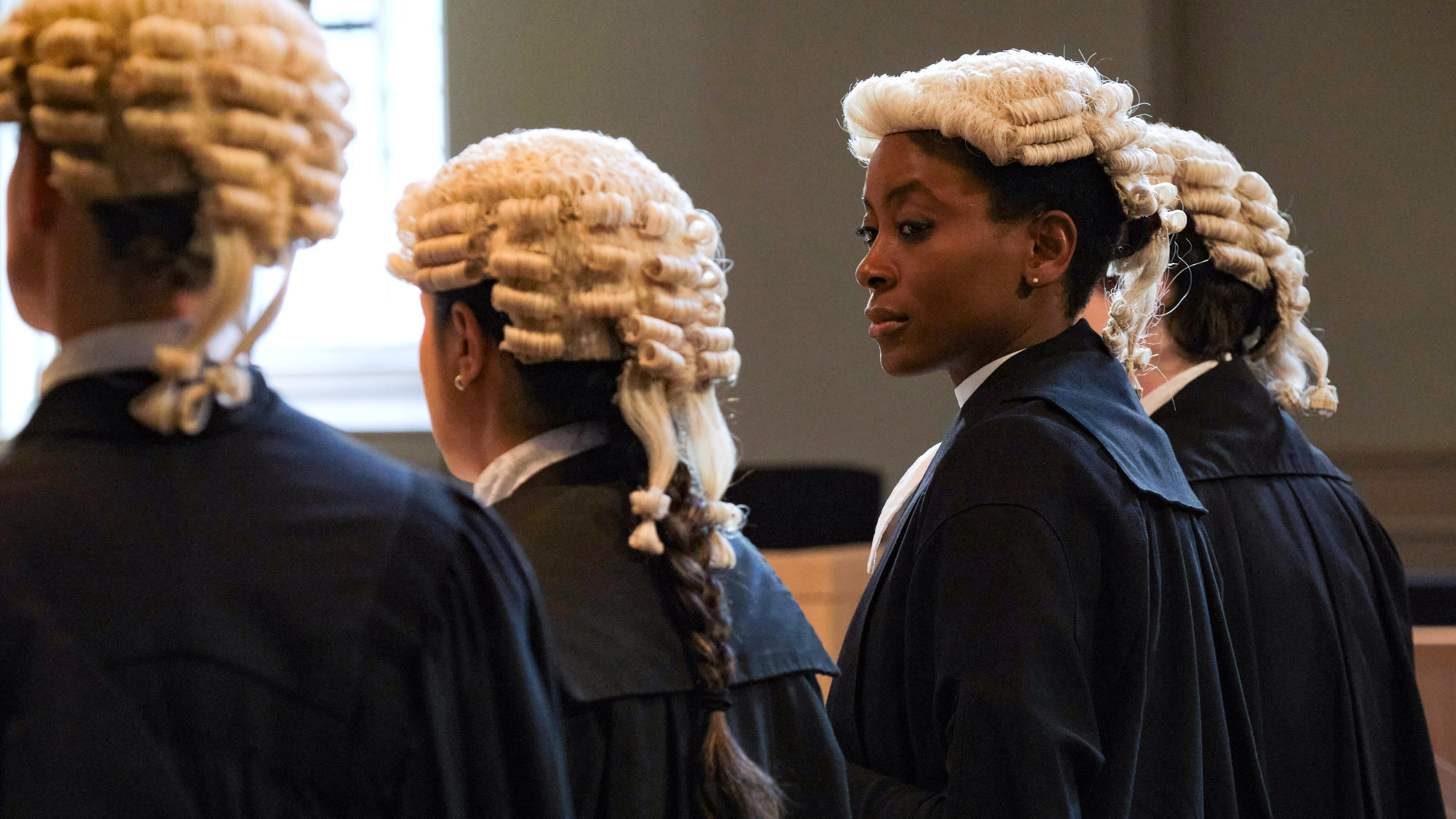 Cleo Roberts (Tracy Ifeachor) og de andre advokatene kledd i fascinerende parykker.
