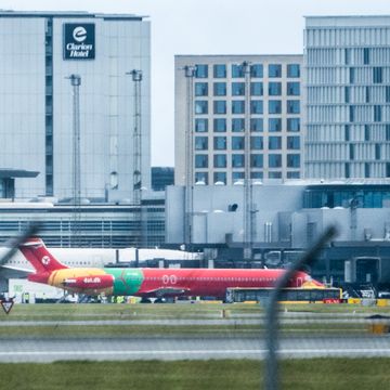 Nok et fly med evakuerte fra Afghanistan har landet i Danmark