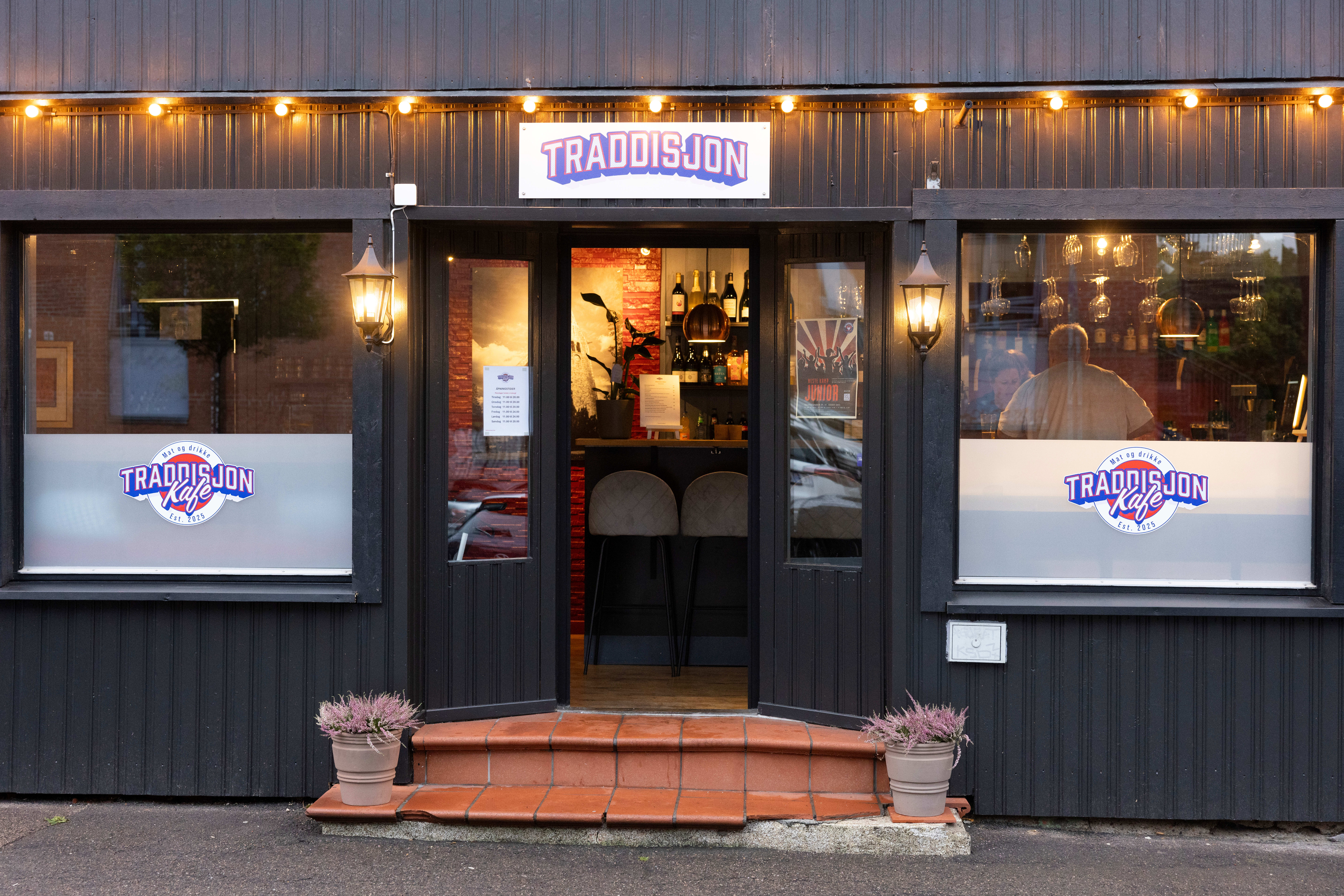 I et trehus på Vålerenga serveres nå tradisjonskost og burgere.