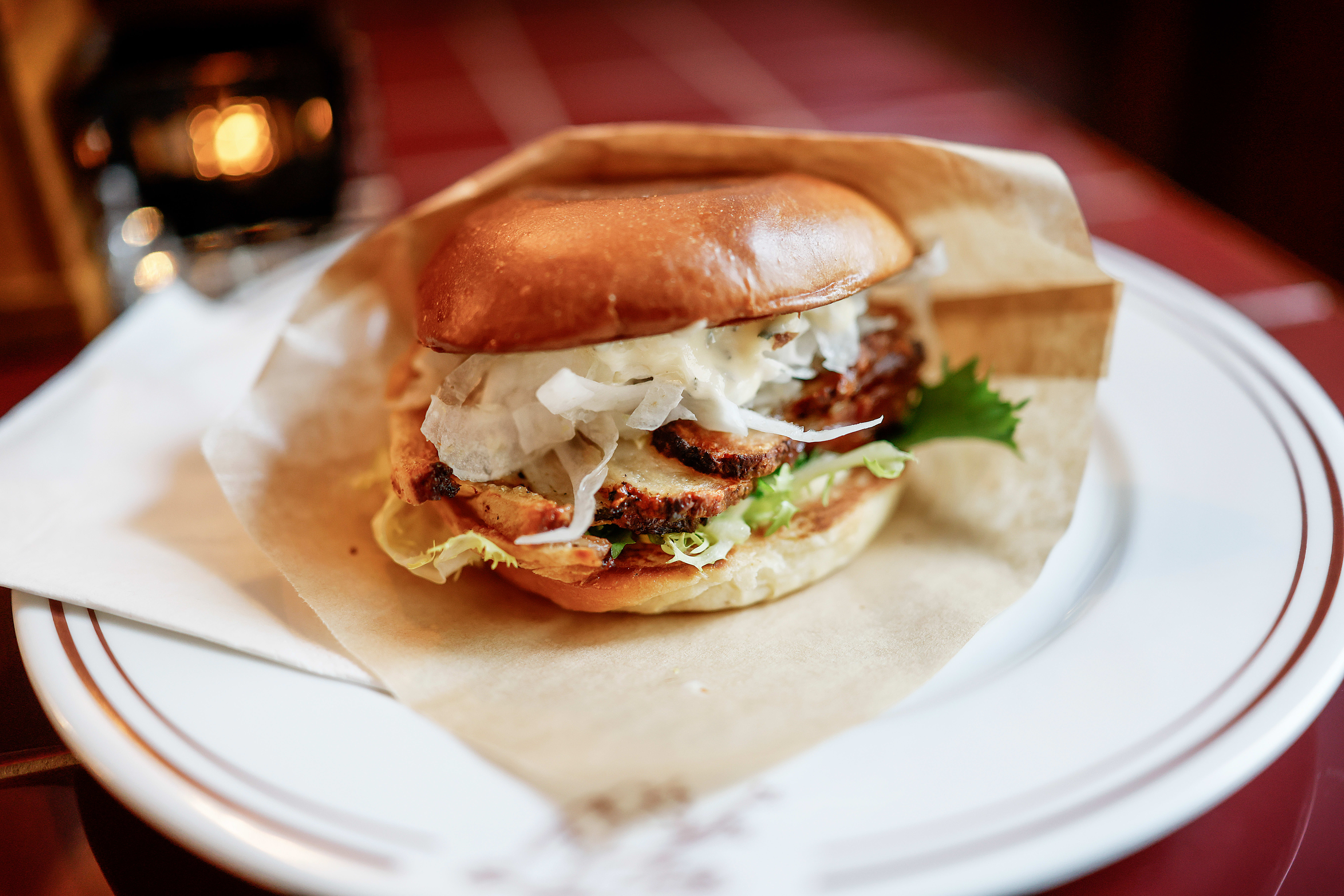 En porchettasandwich å minnes. Syre, sødme, fett og friskhet mellom to brød.