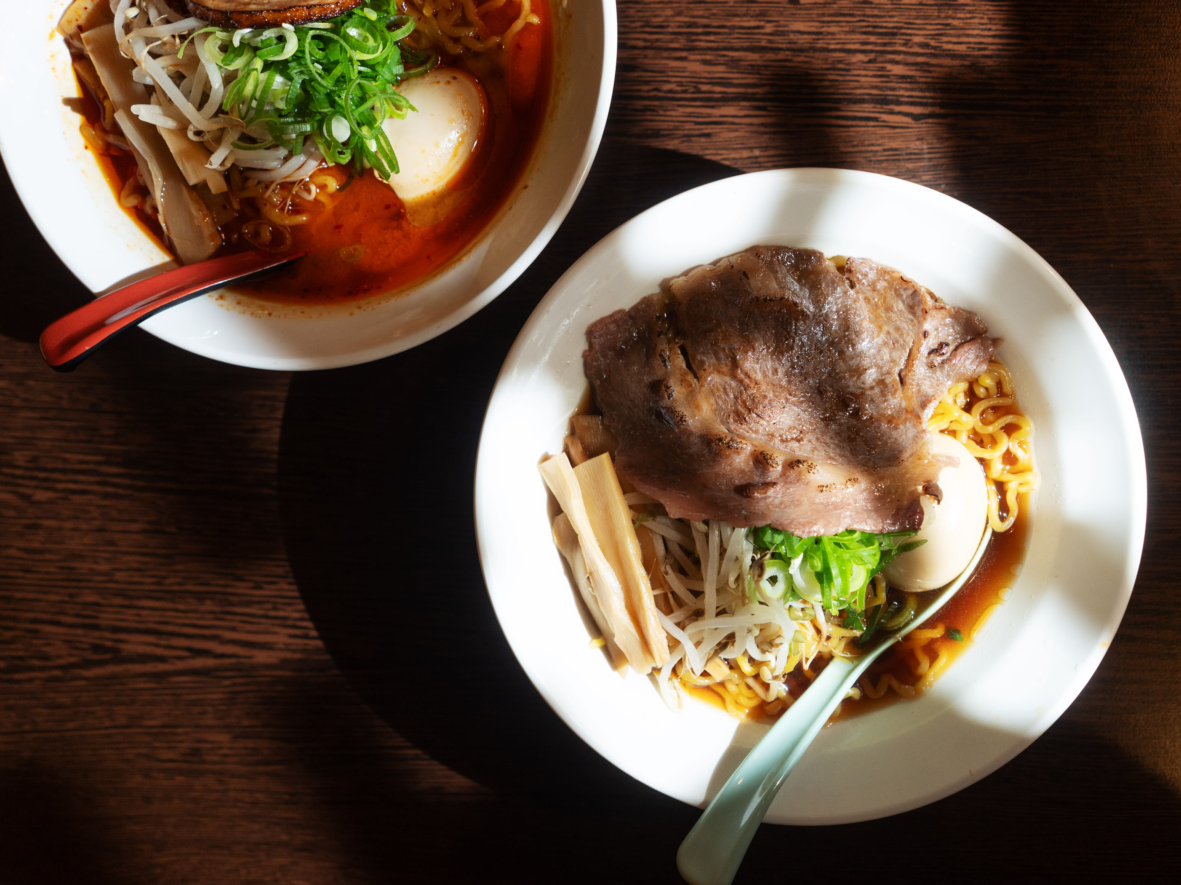 Spicy ramen til venstre. Wagyu ramen til høyre. 