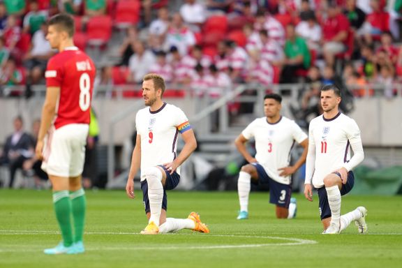 Barn pep mot England da spillerne knelte mot rasisme
