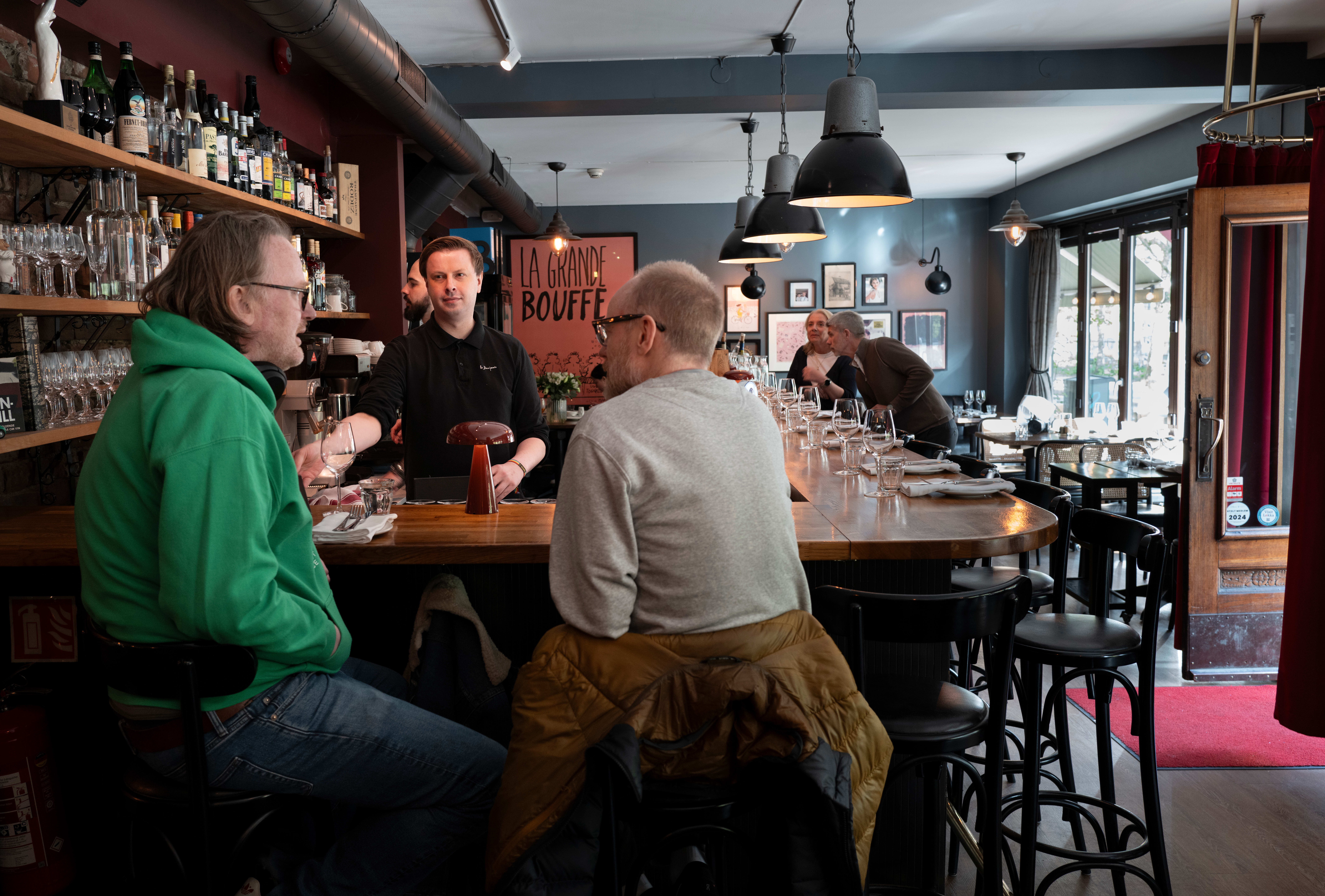 Skal du ha bord på Le Benjamin på de mest populære tidspunktene, må du gjerne være måneder i forkant. Men det er lettere å få bord i baren.