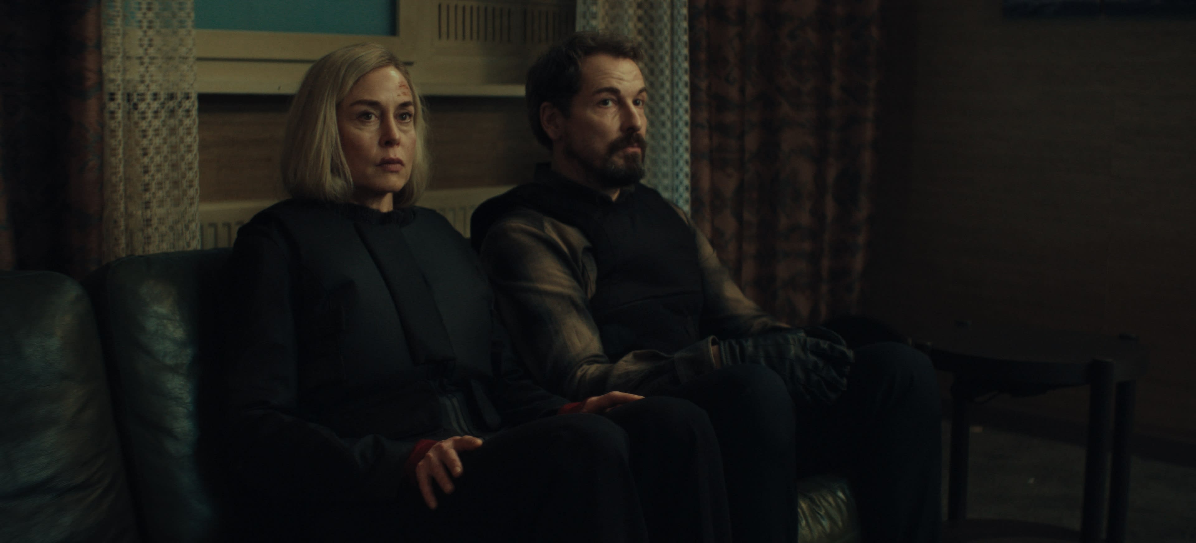 Susanne Wolff og Felix Kramer spiller ekteparet som må konfrontere sine dypeste hemmeligheter fra livet som spioner. 