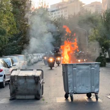 Aktivister roper slagord mot regimet fra hustak i Teheran
