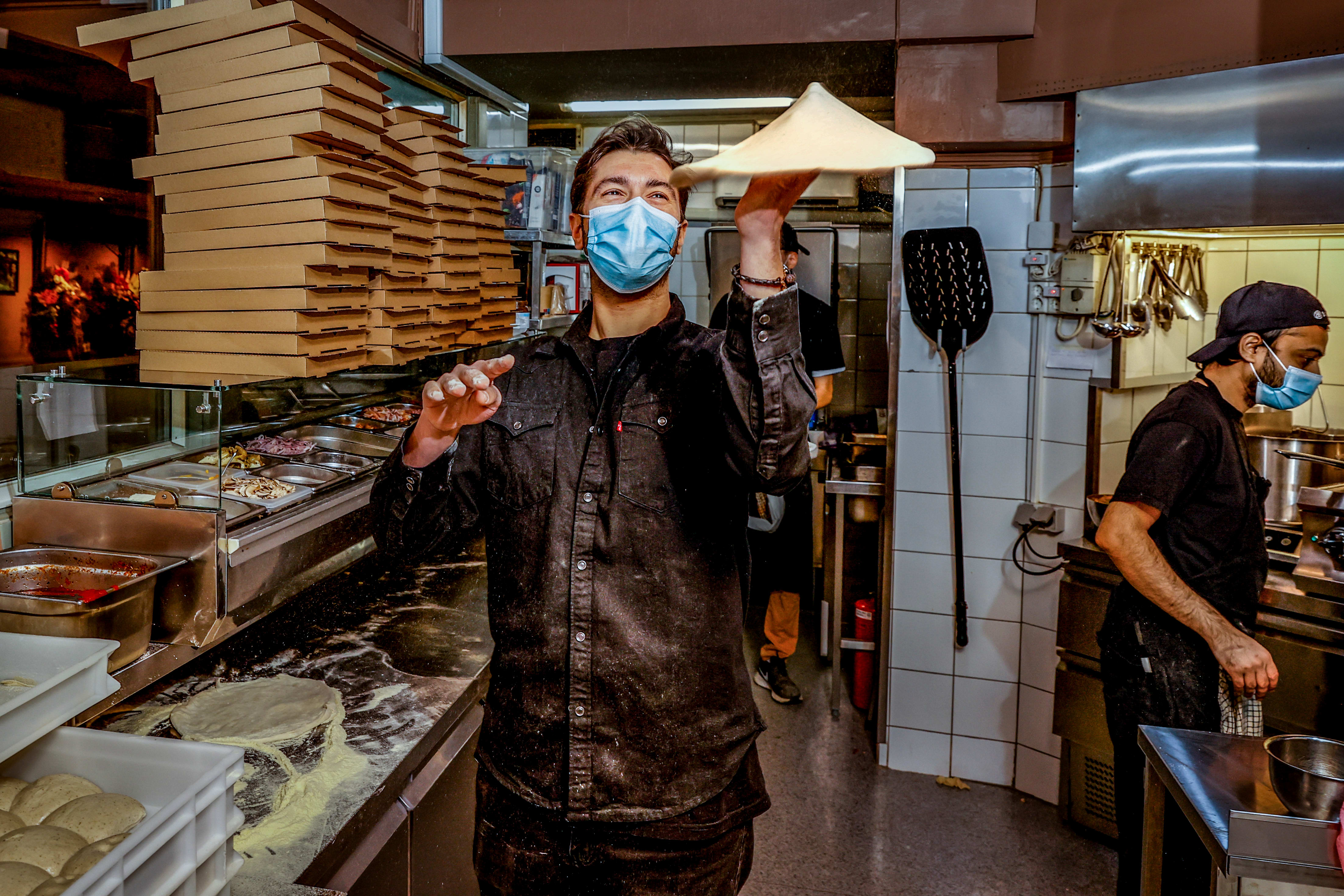 Det John Carew kan gjøre med en fotball, kan sikkert Luca Zannini på Mamma pizza gjøre med en pizzadeig.