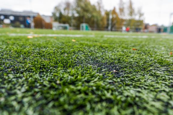 Byrådet har innført forbud mot omstridte gummikuler på kunstgressbanene. Oslo-fotballen fortviler.