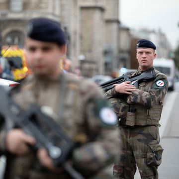 Fire politifolk drept i knivangrep i Paris: – Folk løp overalt