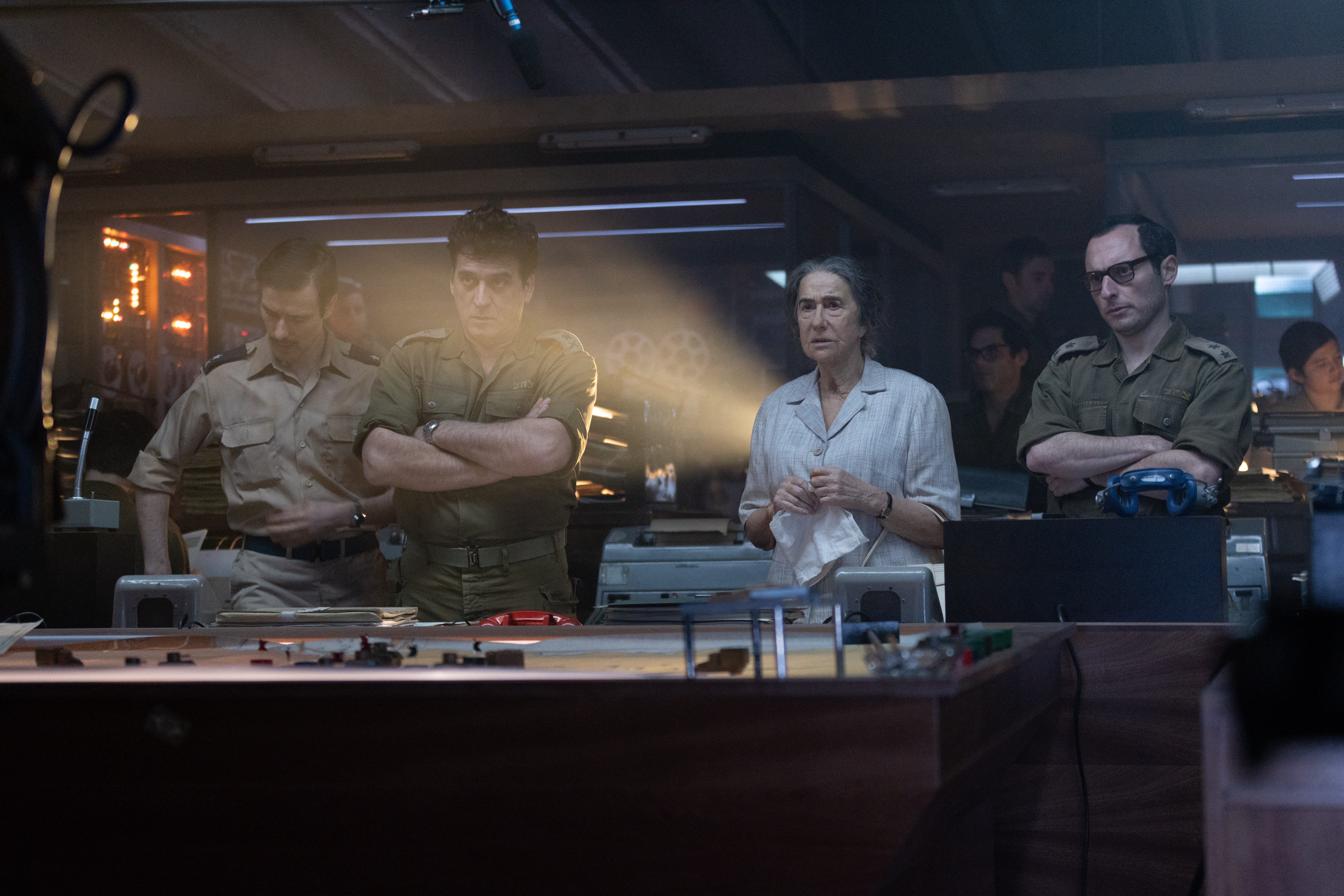 Det er i krigsrommet at mye av handlingen foregår.