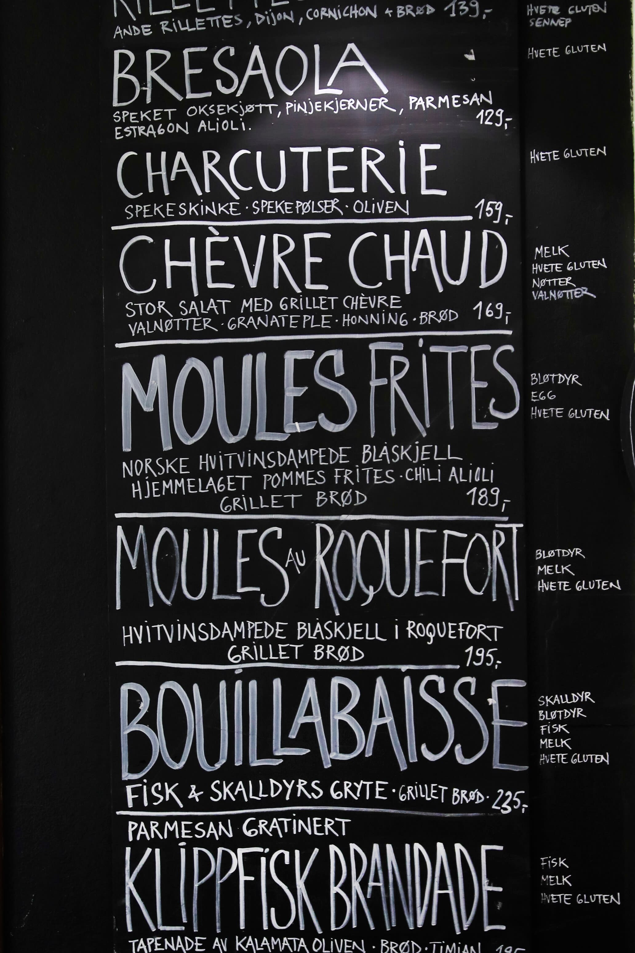 Menyen på Ostebutikken Bistro er lettlest og byr på flere fristelser.