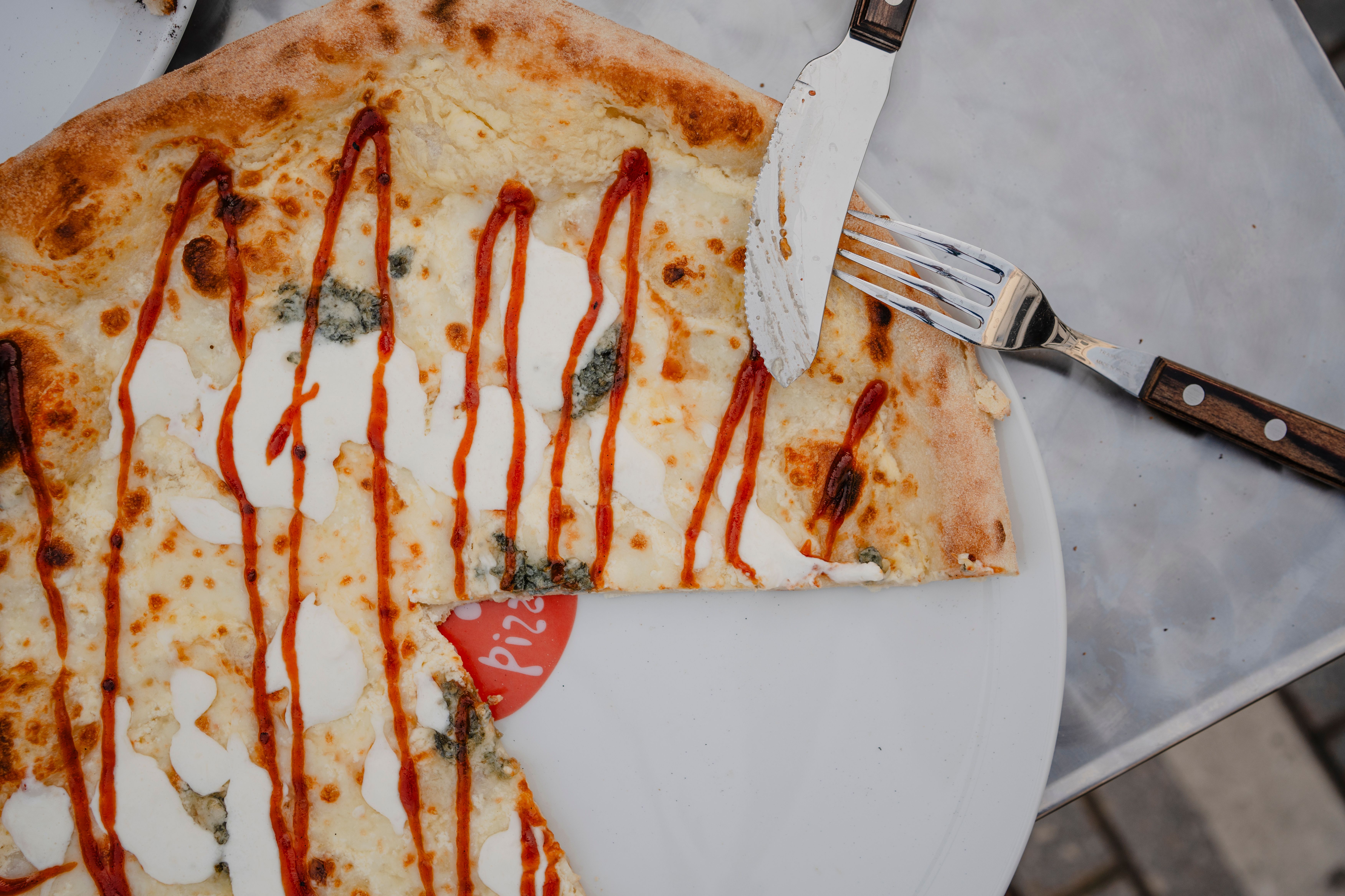 Pizzaen med fire oster er toppet med tomatmarmelade. 