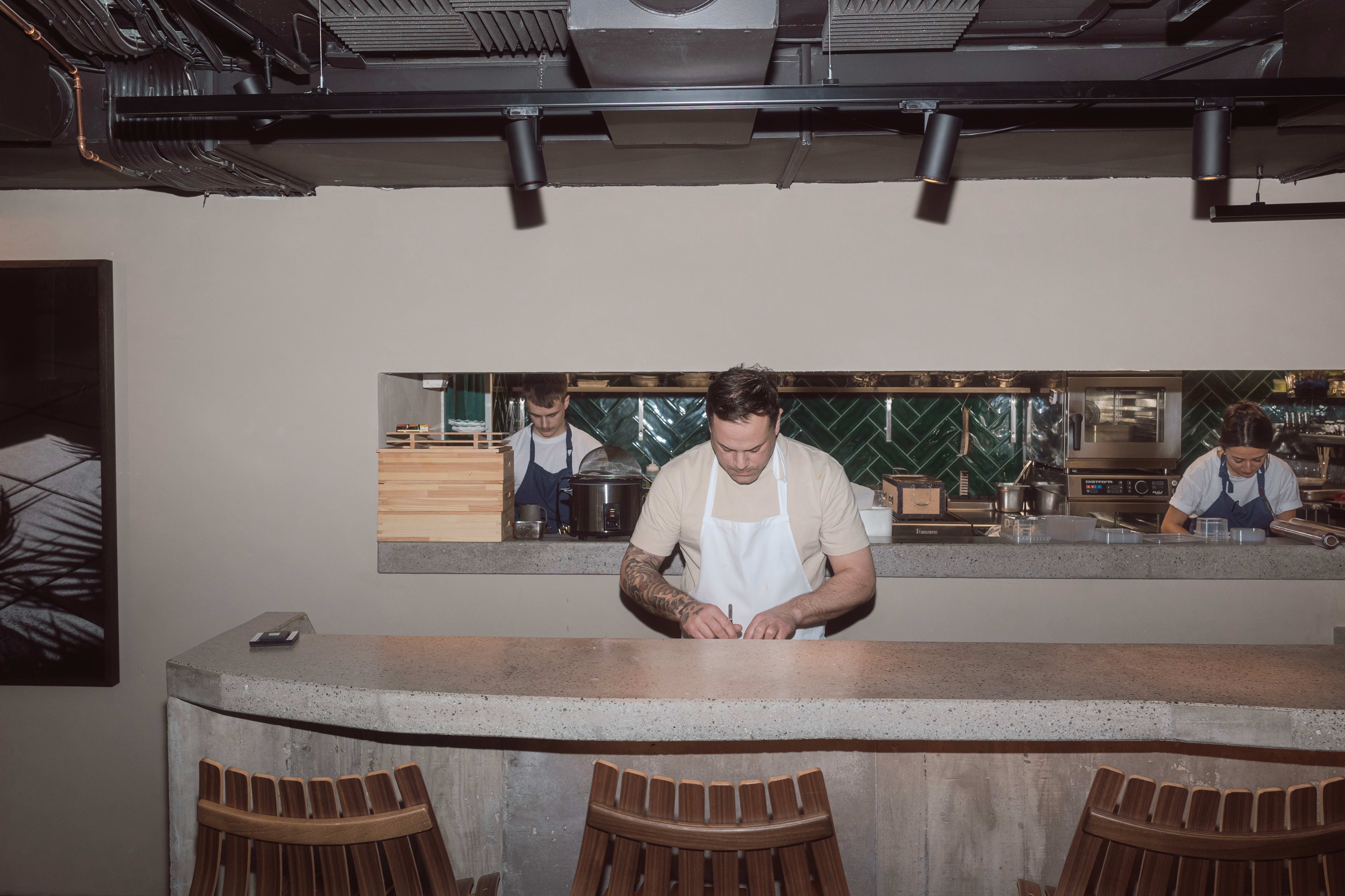 De tre kokkene på Substans leverer varene. 