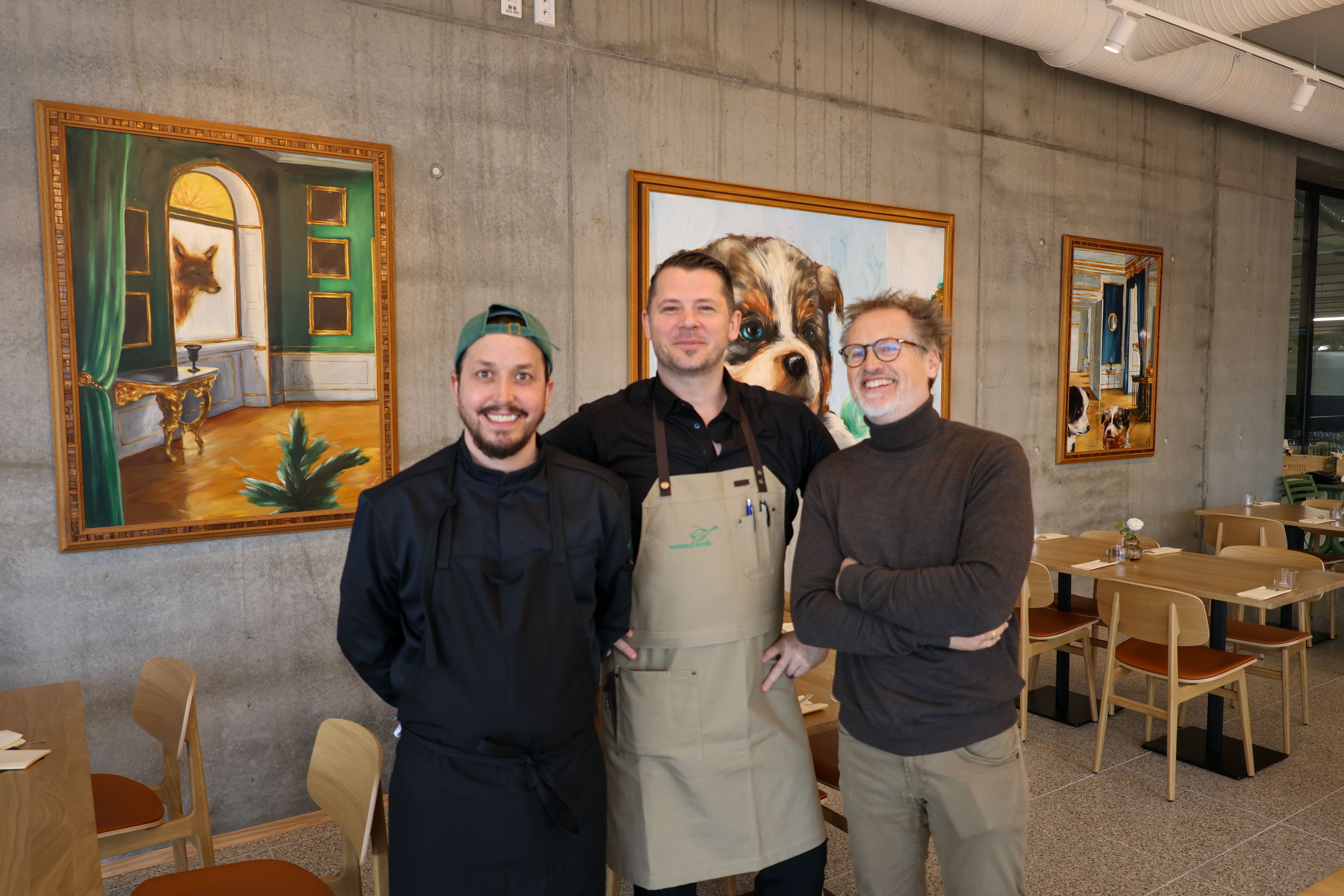 Her kan du få deg et måltid mens du titter ut på tennisspill. Sjefskokk Mathiu Cochet, daglig leder Jan Stefan Wysluch og eier Calle Børresen er litt av gjengen bak nabolagsrestauranten.