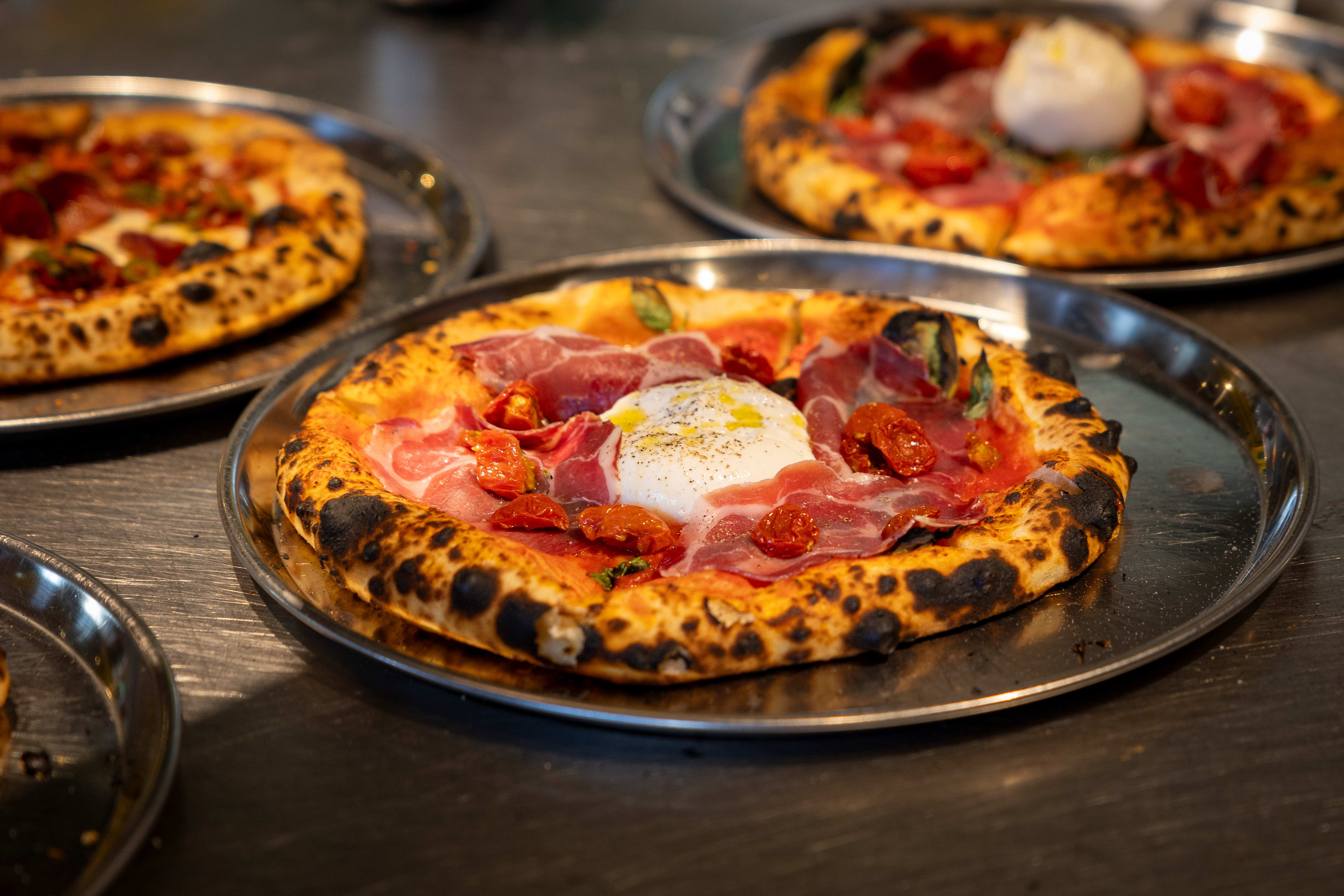 Menyen på ZZ skiller seg fra andre pizzarestauranter. De 14 pizzaene er toppet med alt fra marokkanske bønner til coppa og burrata (bildet).