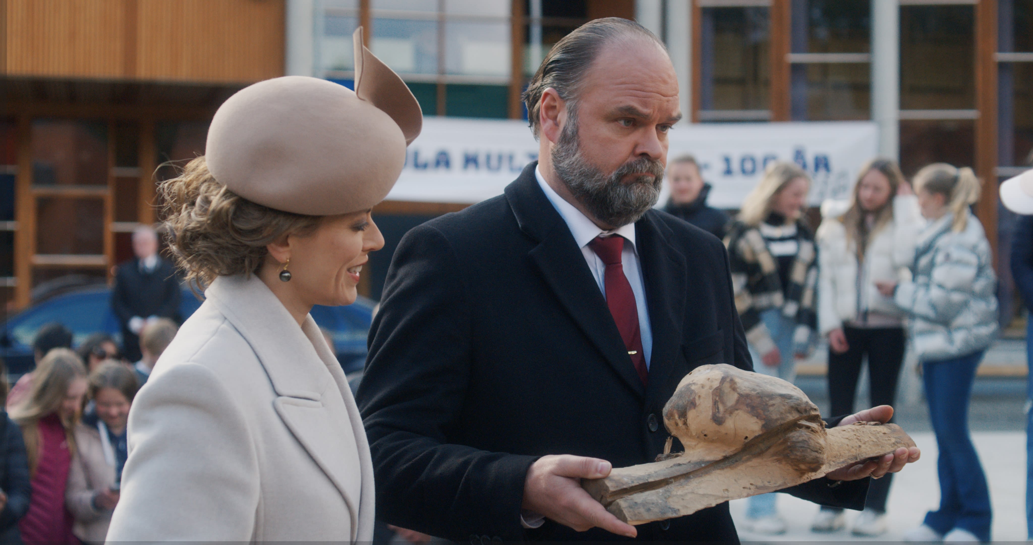 Kong Johan (Atle Antonsen) og dronning Isabella (Ine Jansen) smiler og tar imot gaver fra folket. 