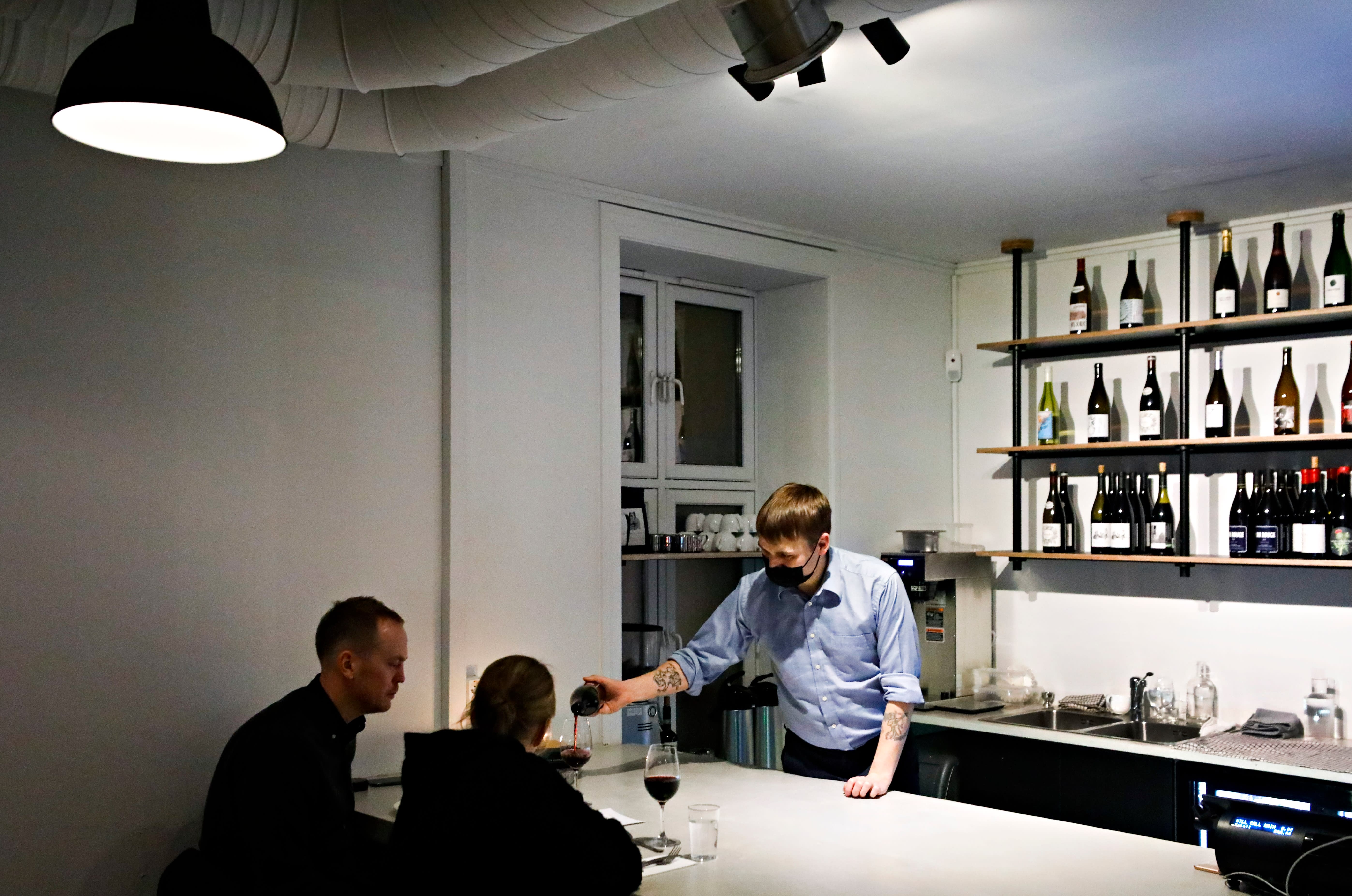 Et glass vin i baren er mulig. 