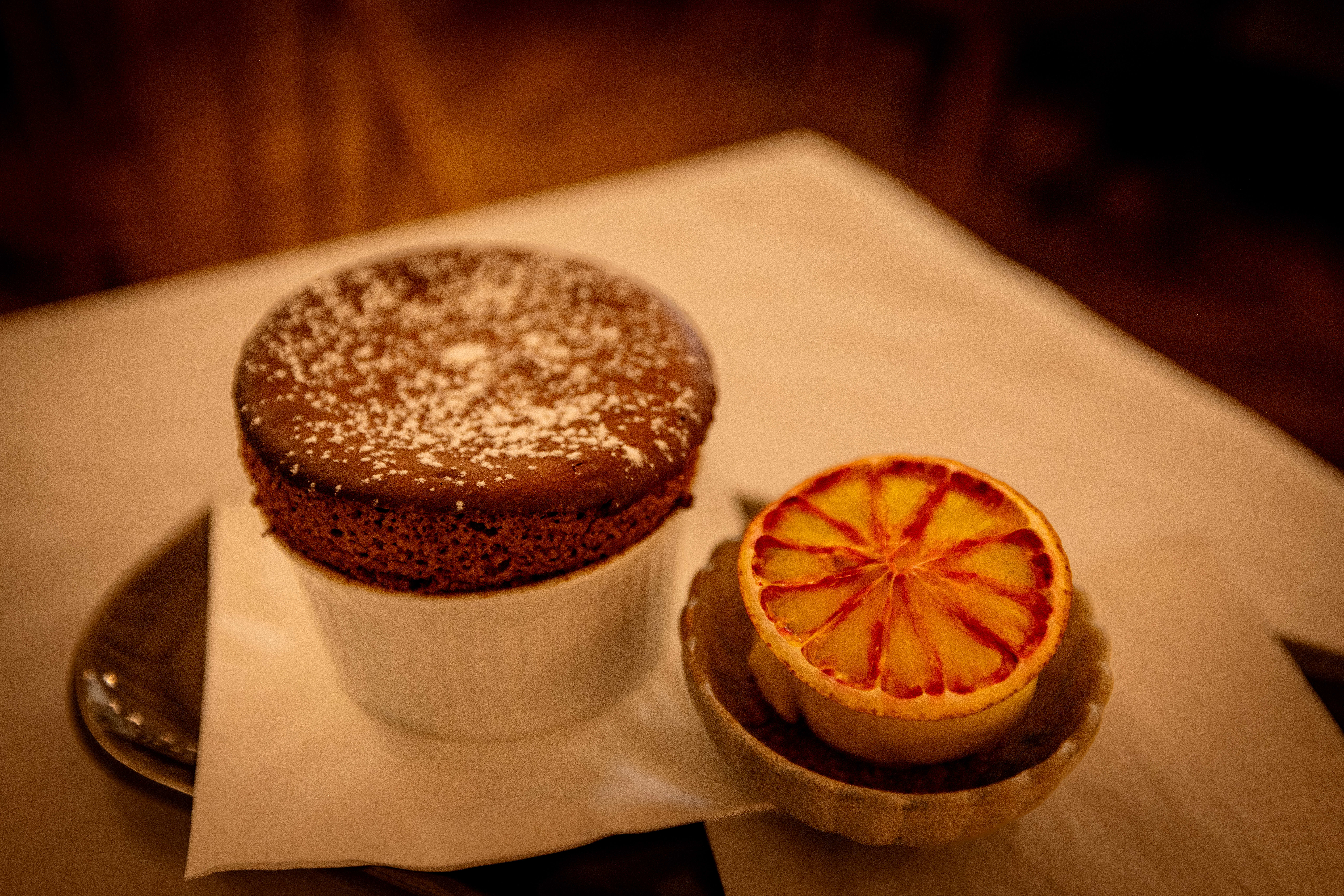 Luftig sjokoladesufflé med appelsinsorbet. 