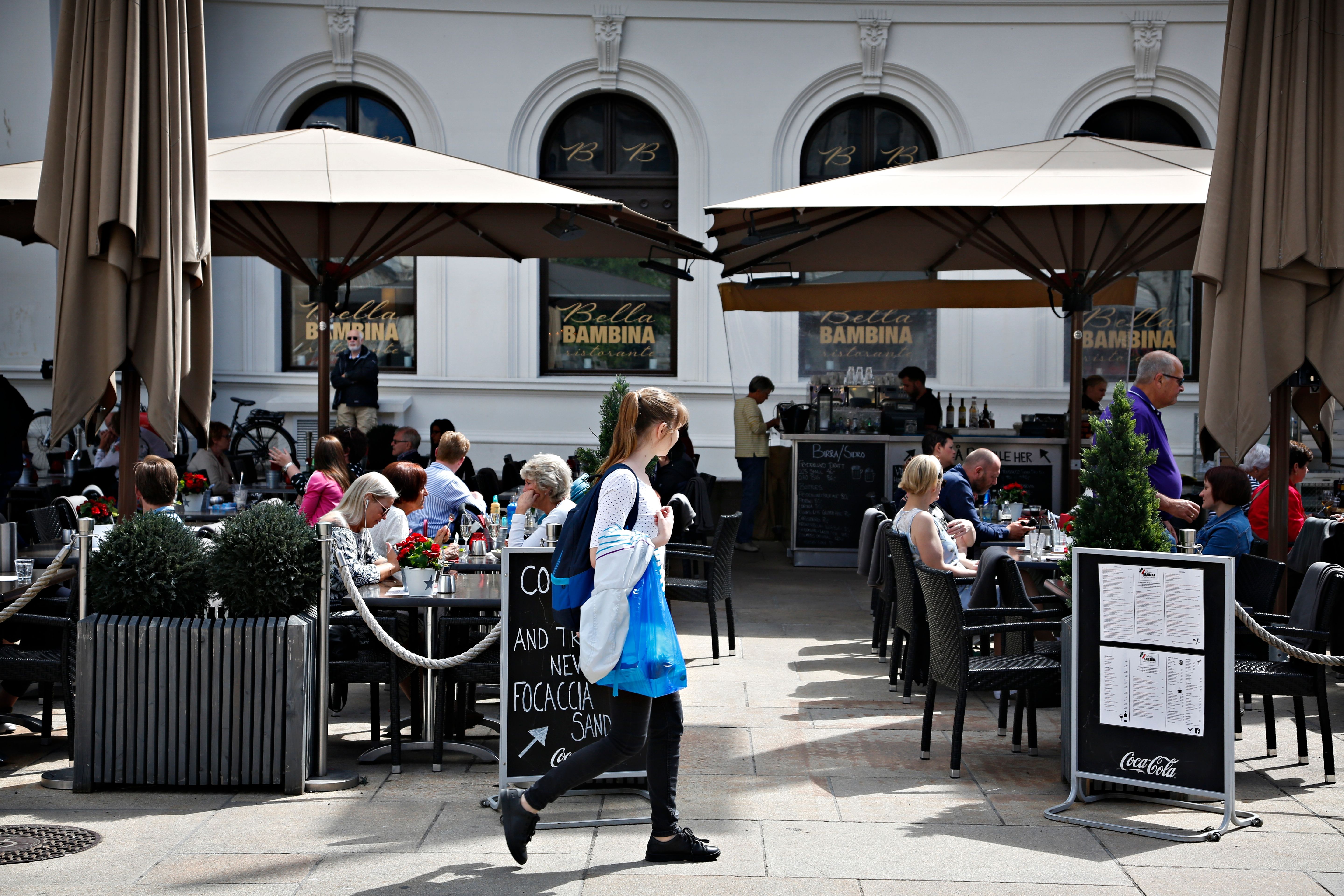 Stor uteservering på Jernbanetorget. 