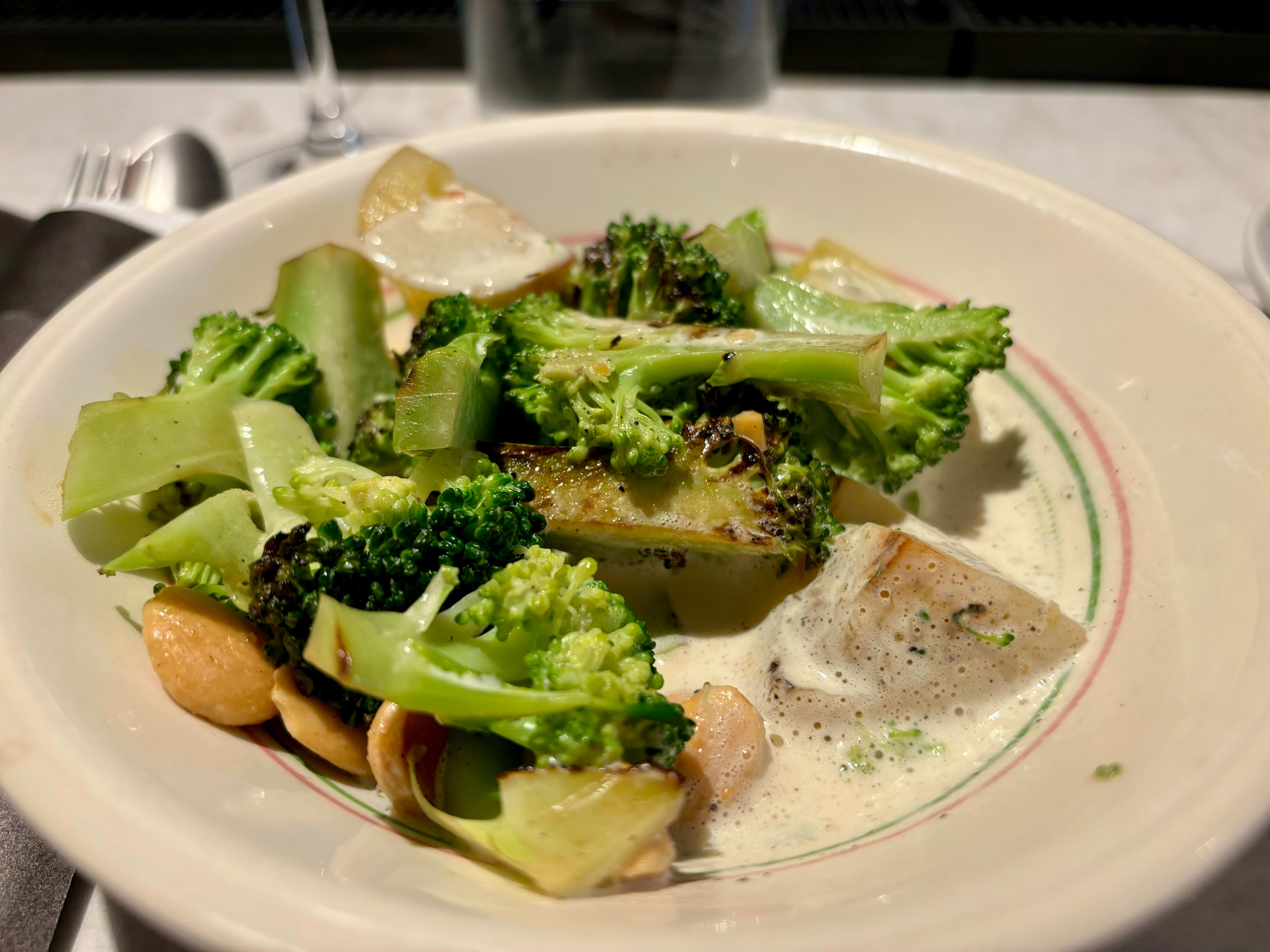 Jubel serverer både understekt og småbrent brokkoli.