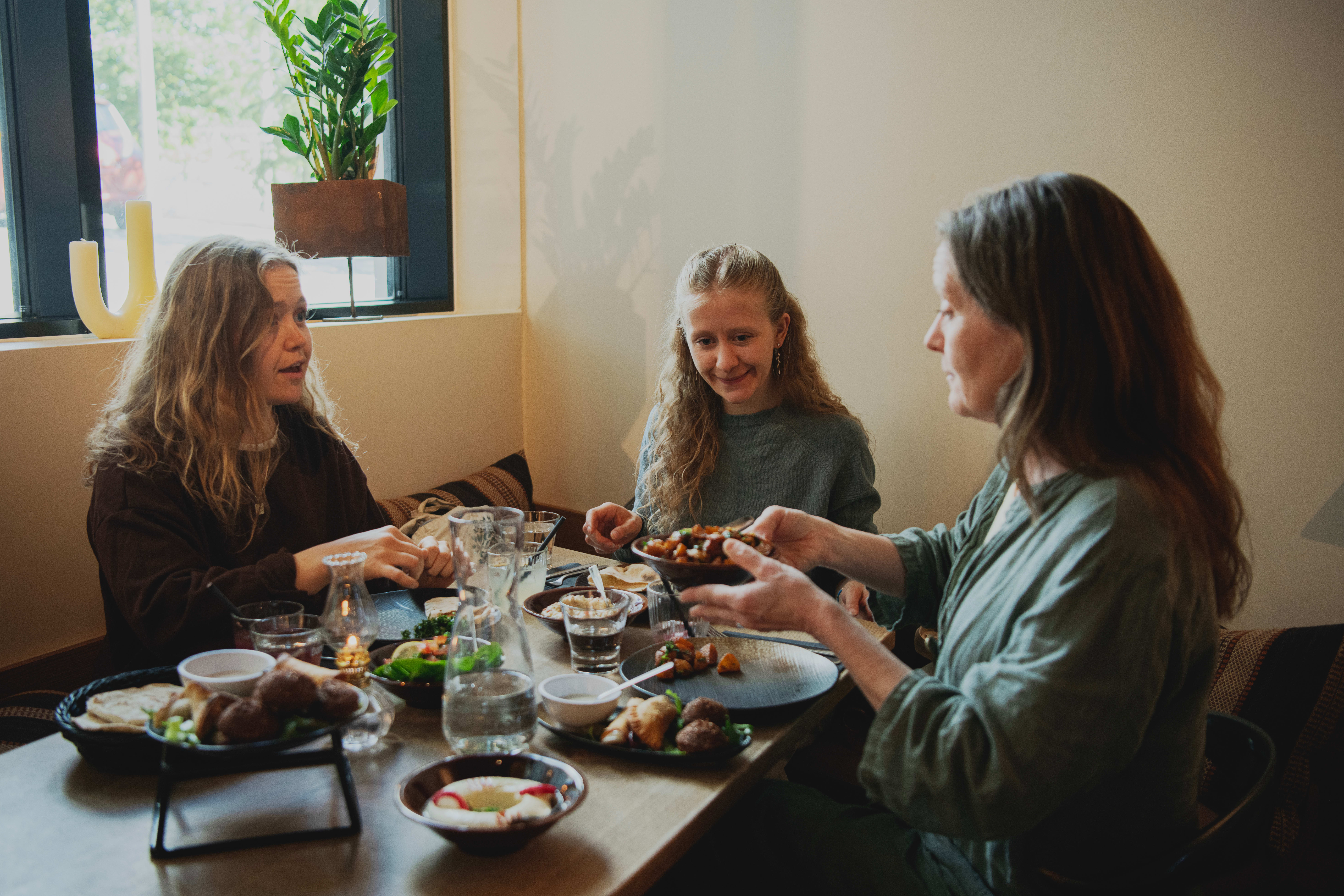 Skikkelig kosemat! Her spiser du meze i Oslo.