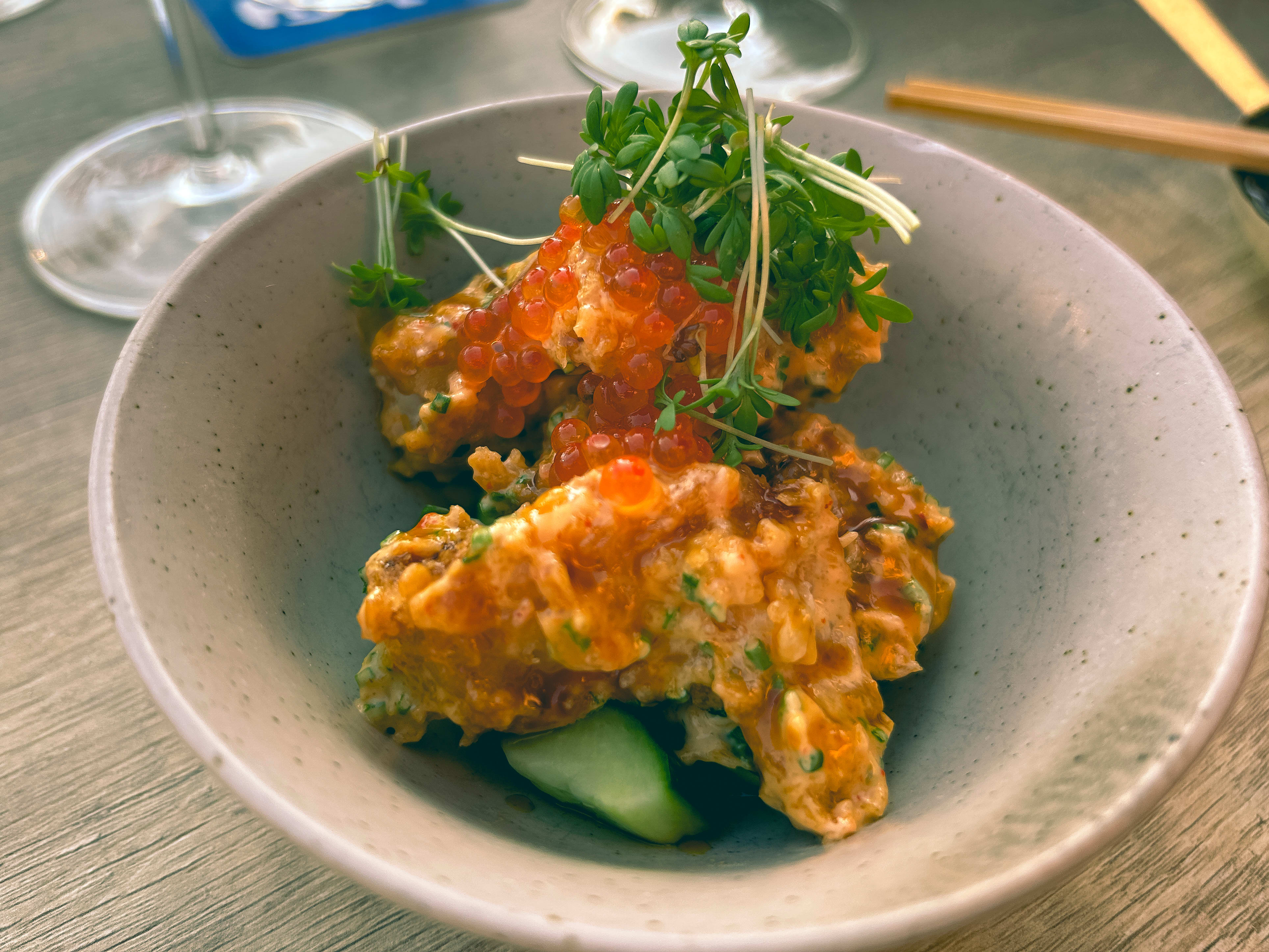 Tempura-scampi med chilimajones.