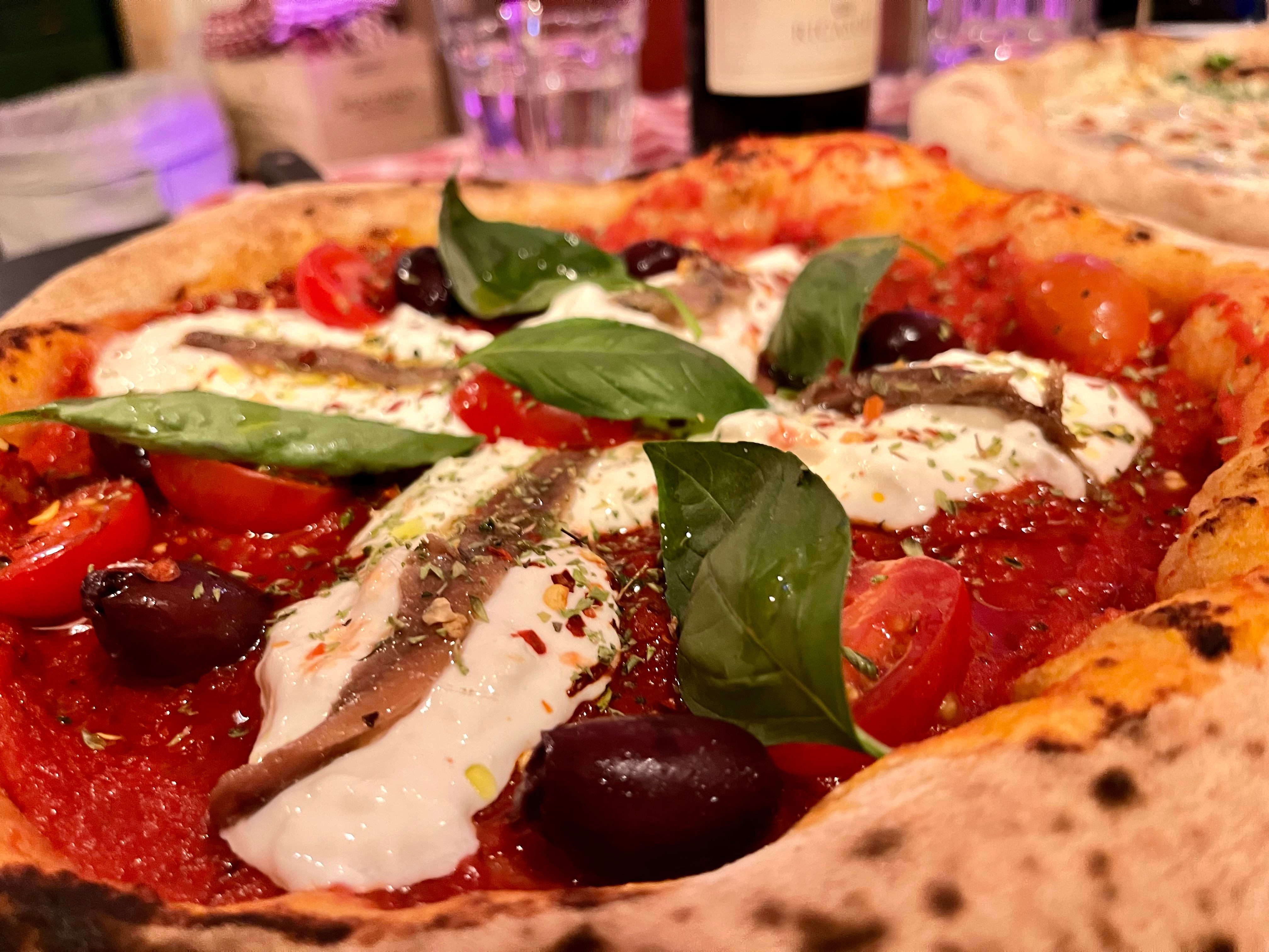 Pizza Napoli er et lite kunstverk. 