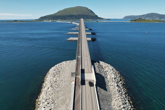 2700 innbyggere har fått ny vei til 5,6 milliarder. Men Norges dyreste fylkesvei har ikke klart å stoppe flyttestrømmen.
