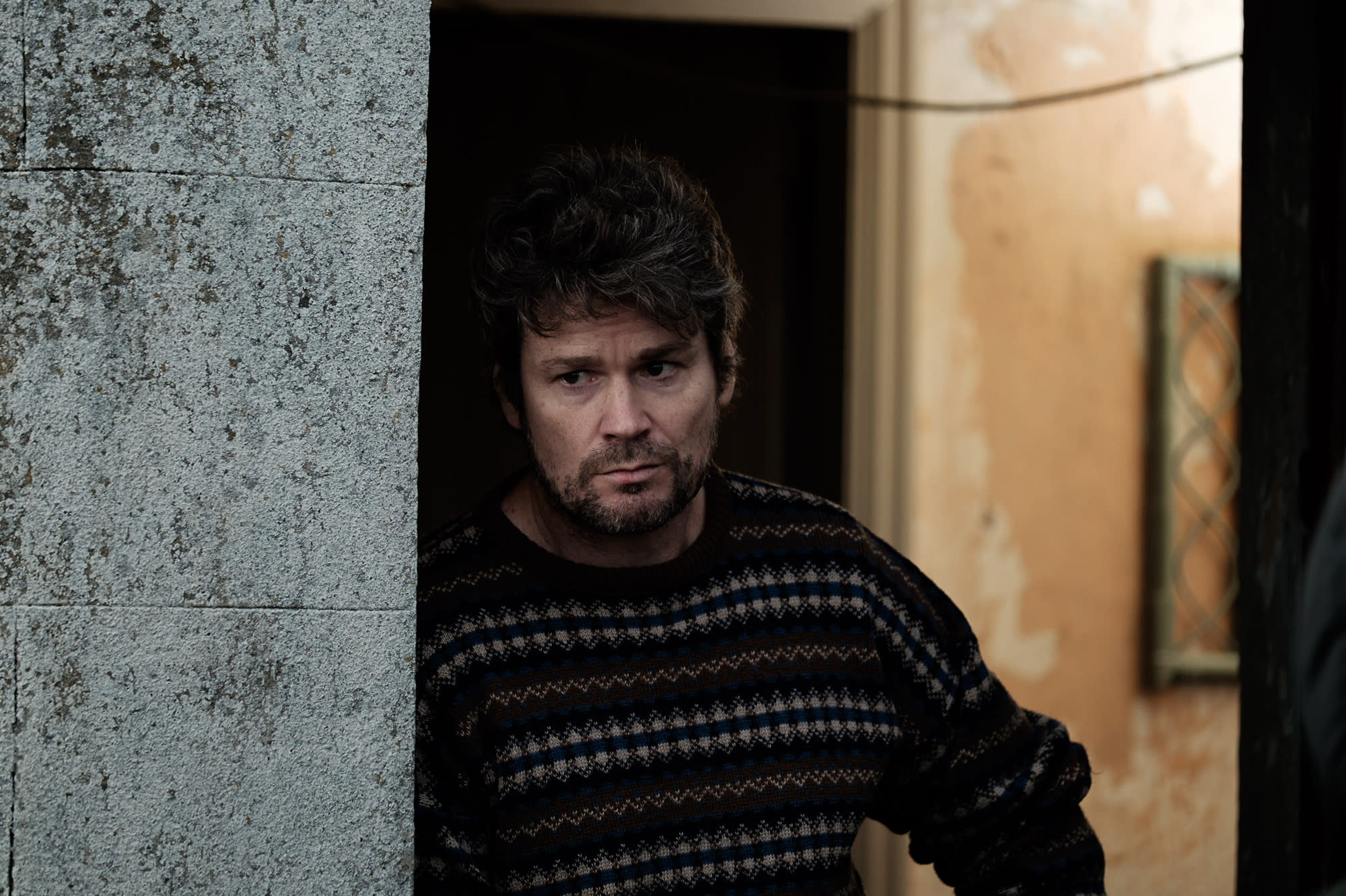  Michael Patric («Frontier») spiller Cáits biologiske far. 