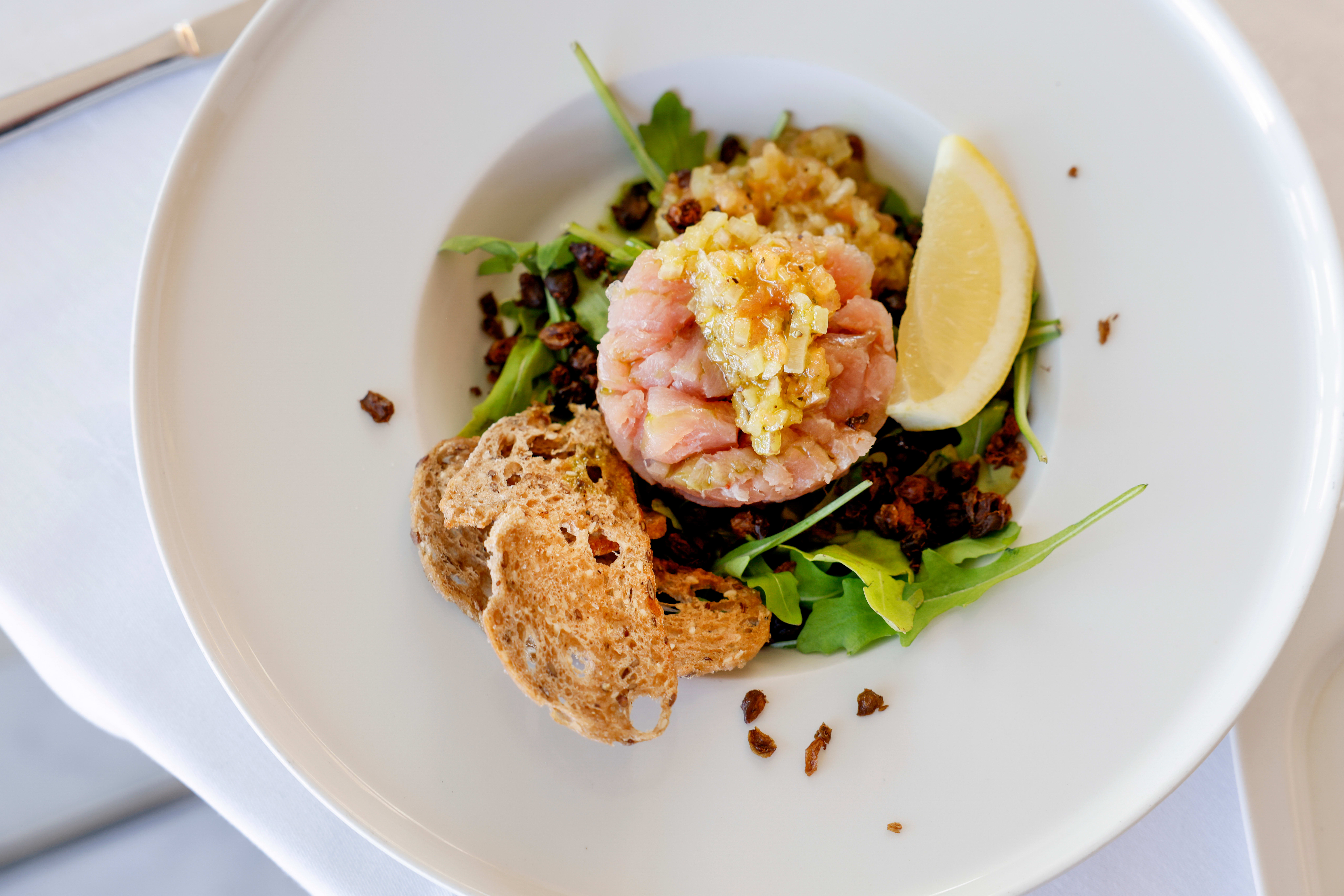 Tunfisktartar med kapers. 