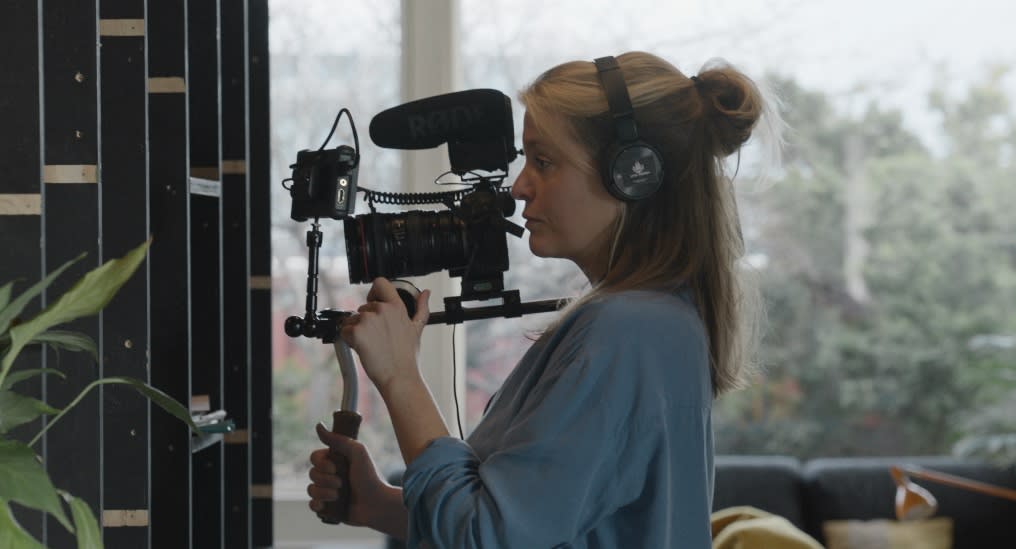 Iselin Linstad som den velmente, liberale dokumentaristen som til slutt må legge fra seg kamera.