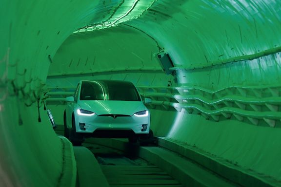 Tesla-sjefens tunnel-idé skal koste en brøkdel av E18-utbyggingen og lar deg kjøre under køen i 250 km/t