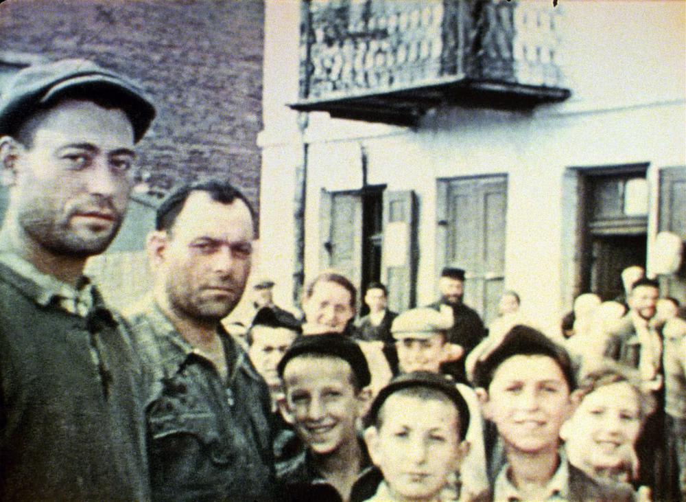 Noen av folkene på bildene får navn. De fleste ikke.