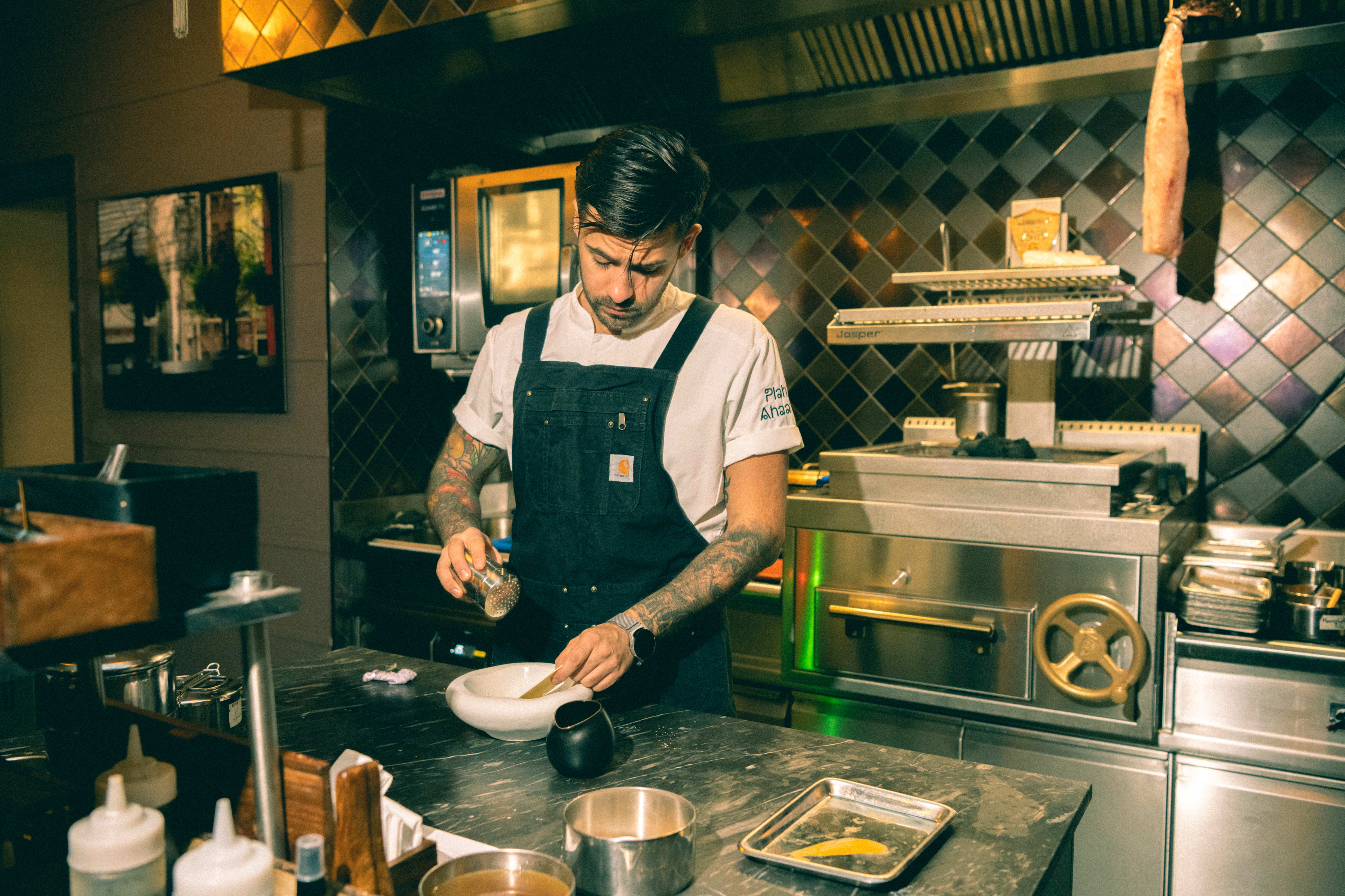 Maten gjøres klar rett foran deg.