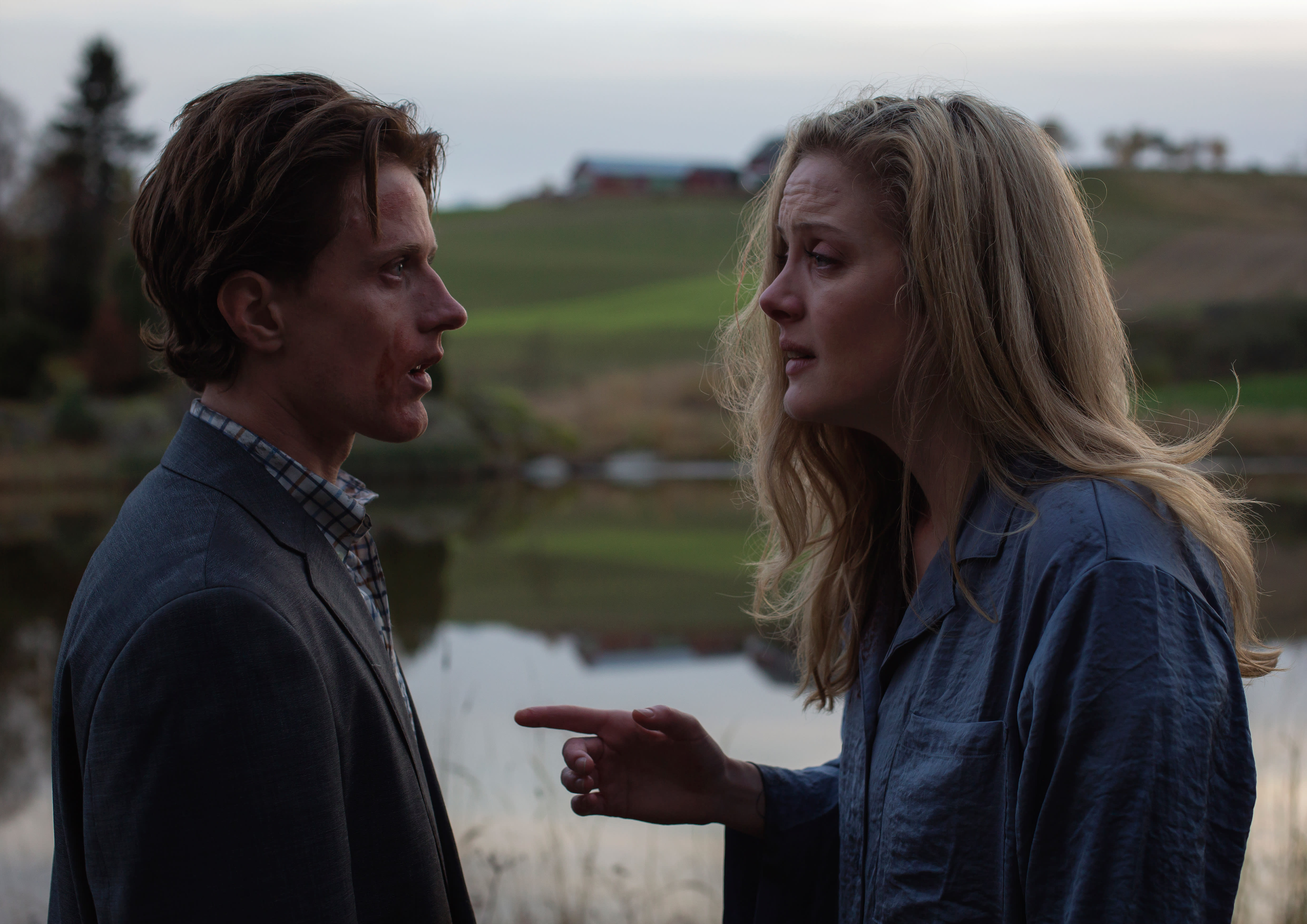 Rogers kjæreste Diana (Ingrid Giæver) lurer på om han har vært helt ærlig mot henne. 