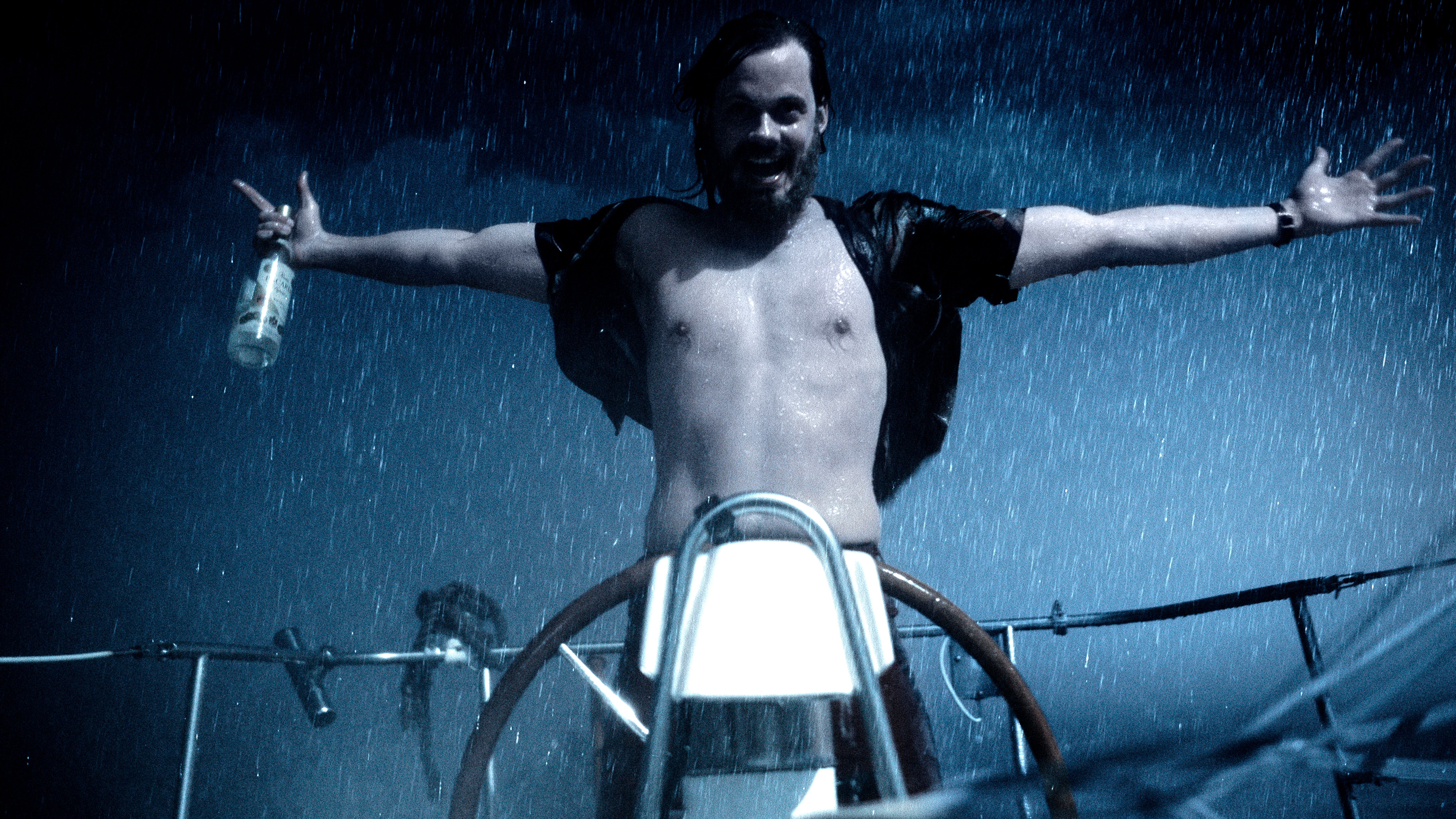 Bill Skarsgård er elektrisk som Clark Olofsson, raneren som førte til begrepet Stockholm-syndromet. Netflix-serien «Clark» handler om hans liv.