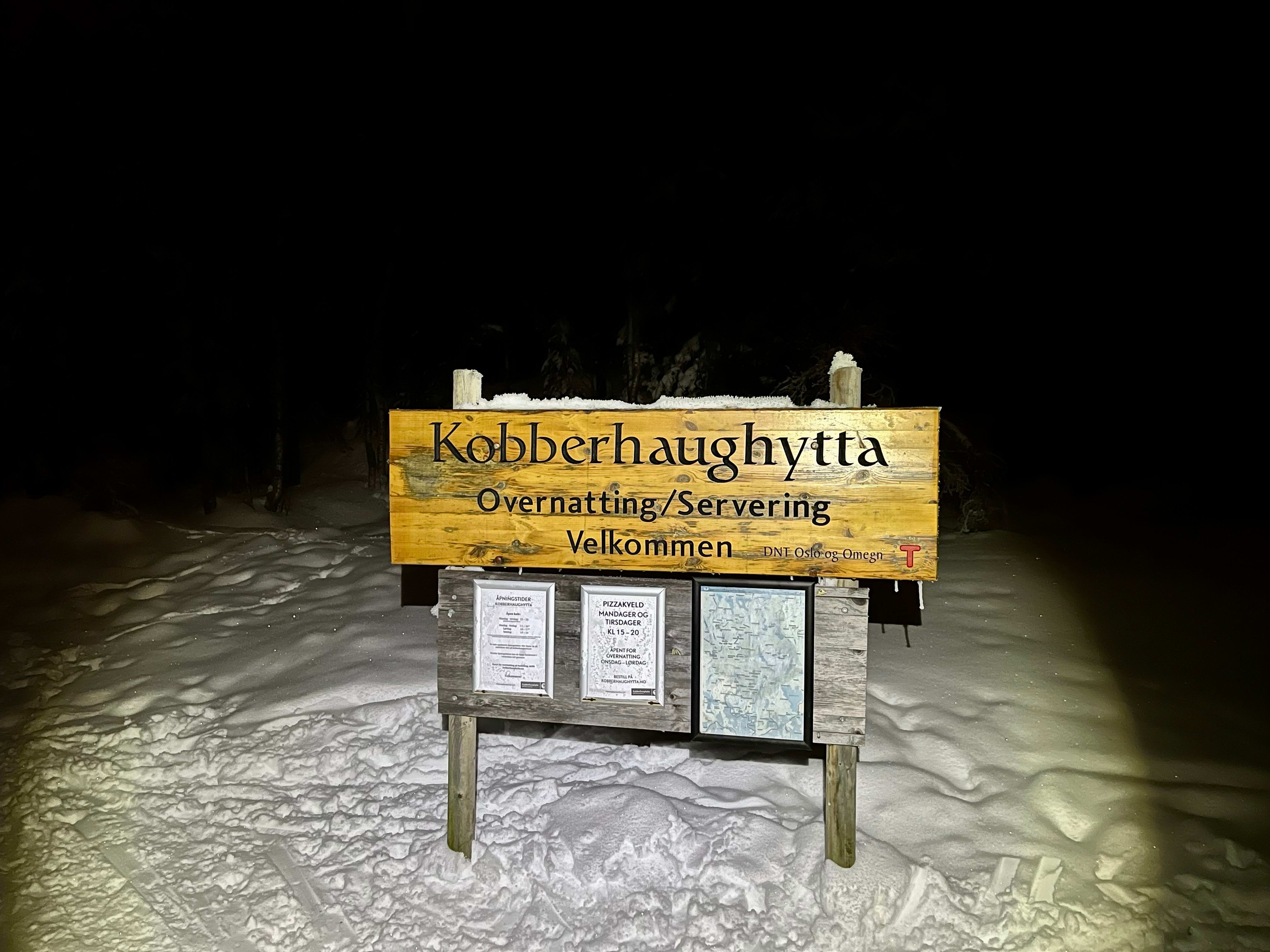 Kobberhaughytta, DNTs storstue, ligger høyt sørvest i Nordmarka, med panoramautsikt over Sørkedalen, Bærumsmarka og den sørlige delen av Krokskogen. 