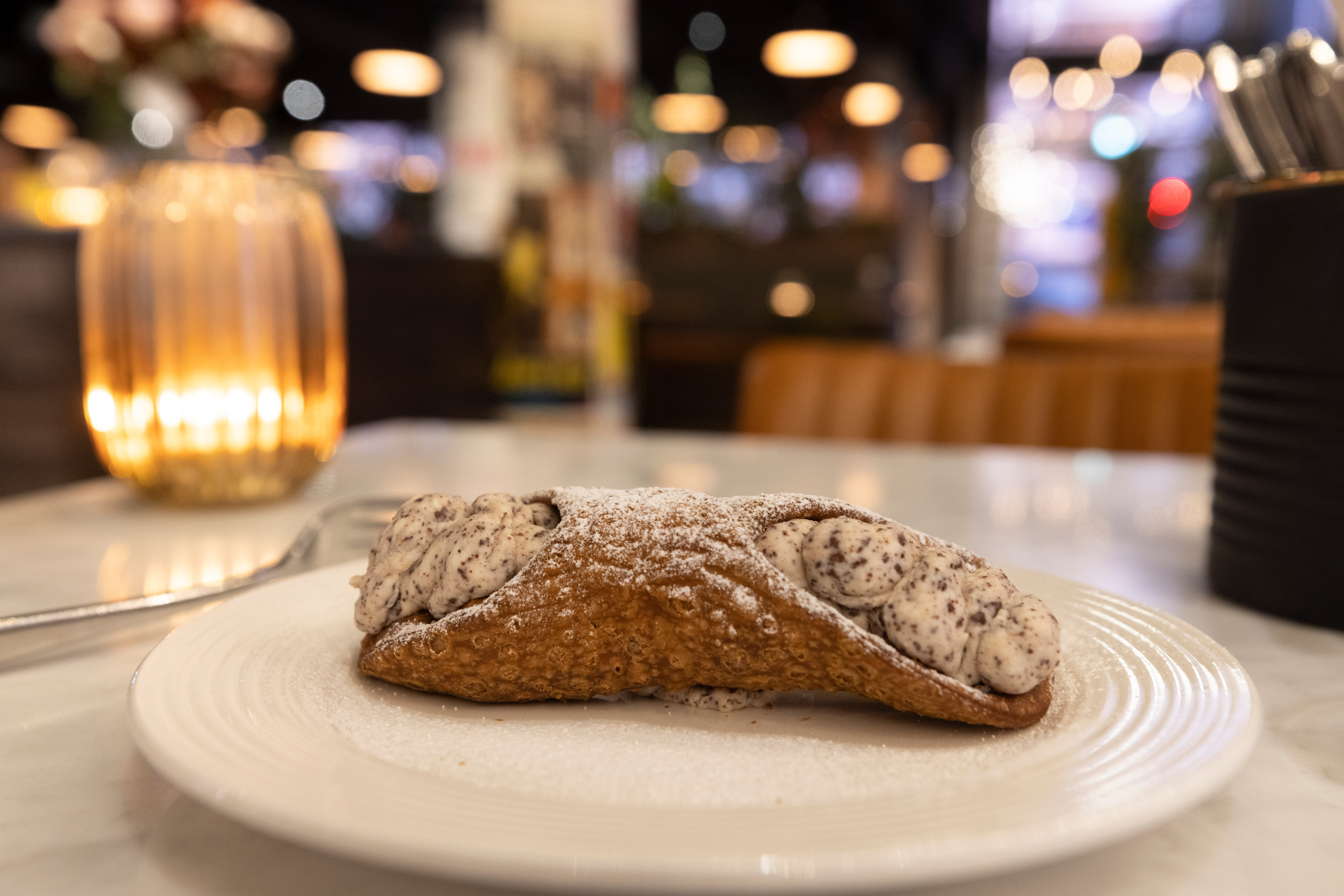 Cannoli med ostekrem og sjokolade.