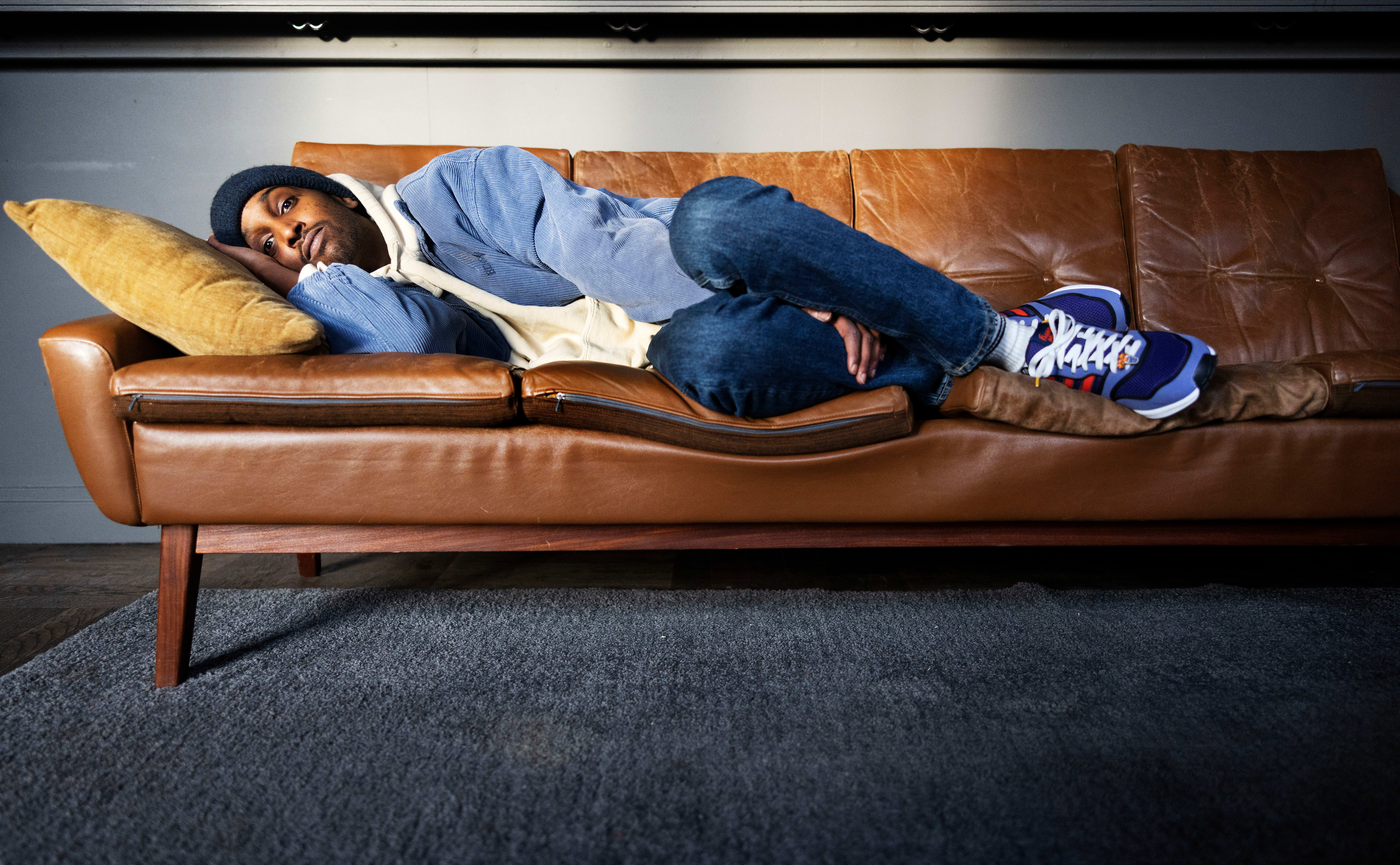 Jonis Josef har startet sitt eget humorhus, Juicy Producy, nettopp for å fremme unge lovende humorister. Snorre Monsson, som Josef anbefaler, er også en del av dette laget.