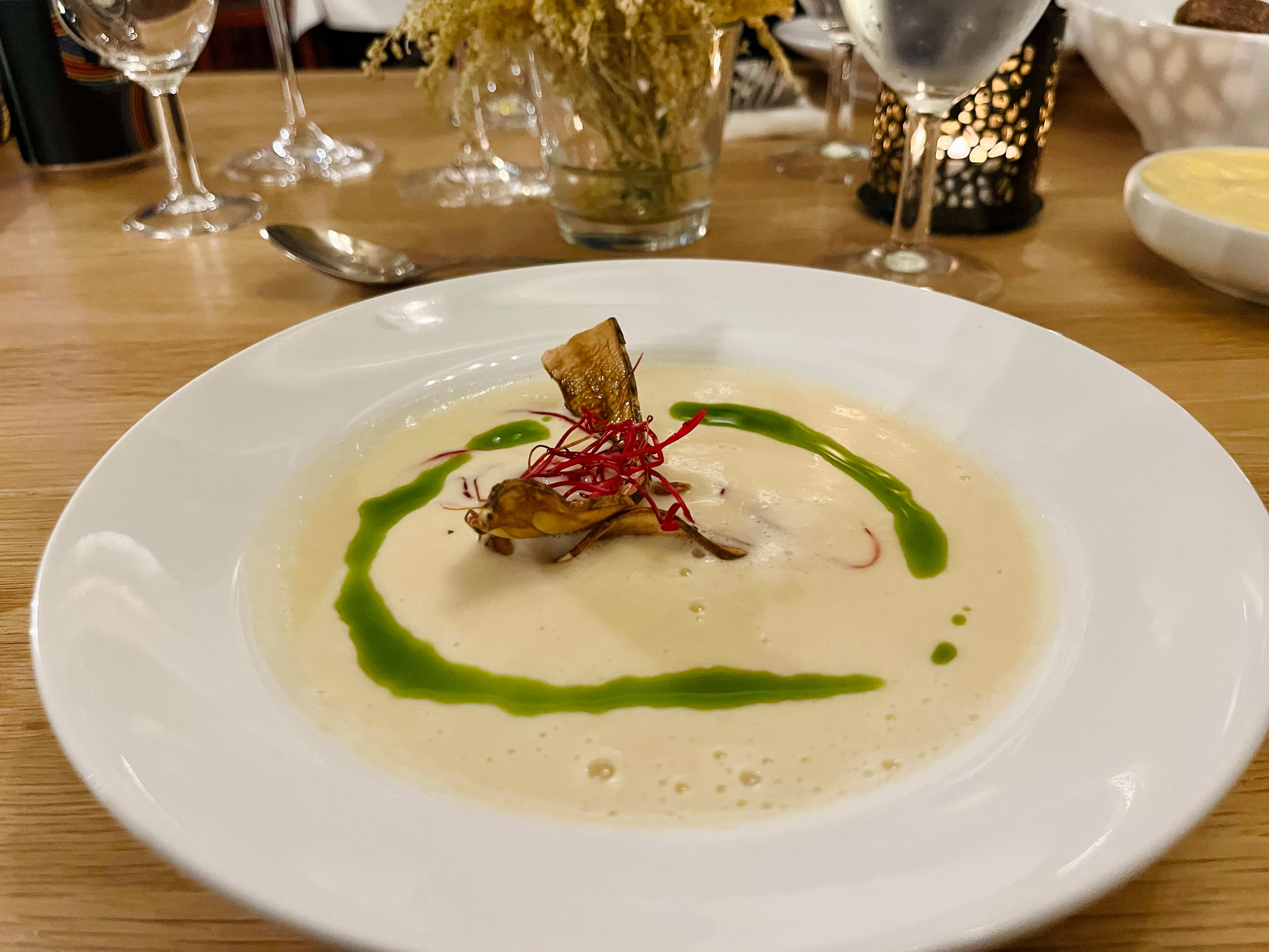 Jordskokksuppen er god på smak, men er kveldens kjedeligste rett. 