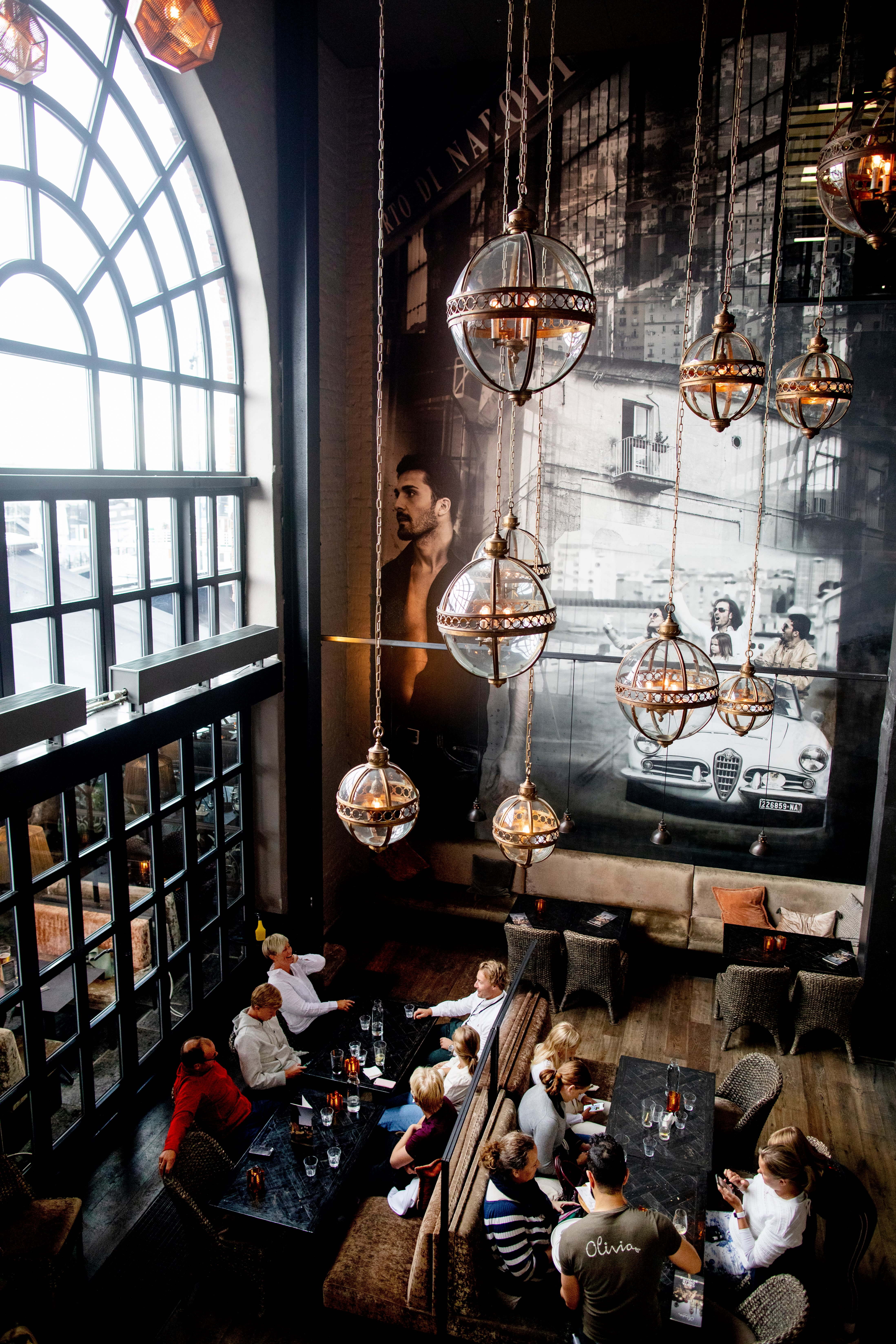 Lokalene på Aker brygge er lyse og tiltalende.