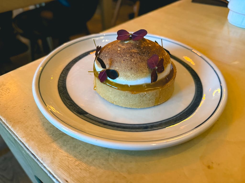 Kvedeterte med karamell og marengs.