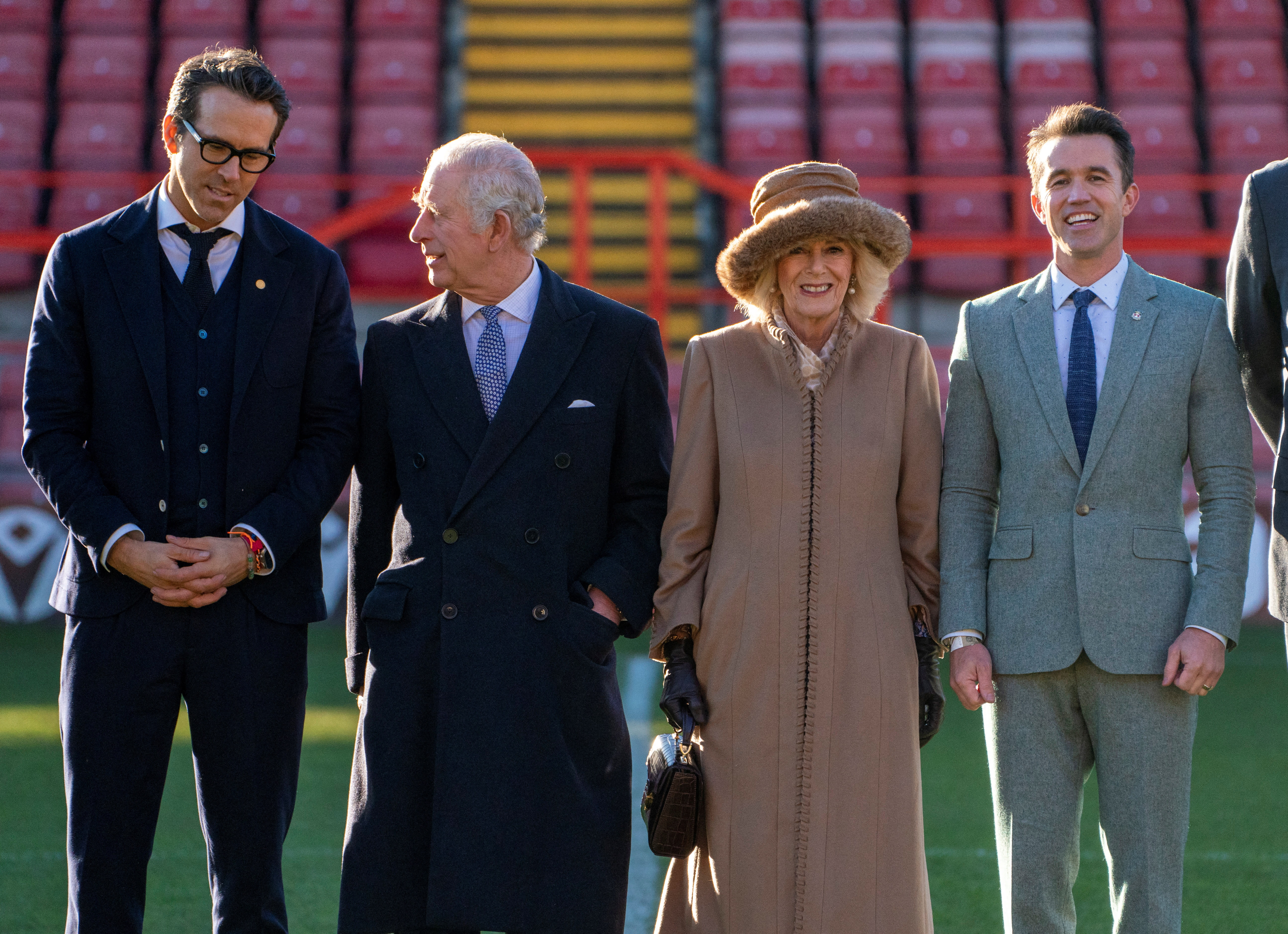 Kongelig besøk: Kong Charles og dronning Camilla besøker Wrexham. Her poserer de på banen sammen med Ryan Reynolds og Rob McElhenney.