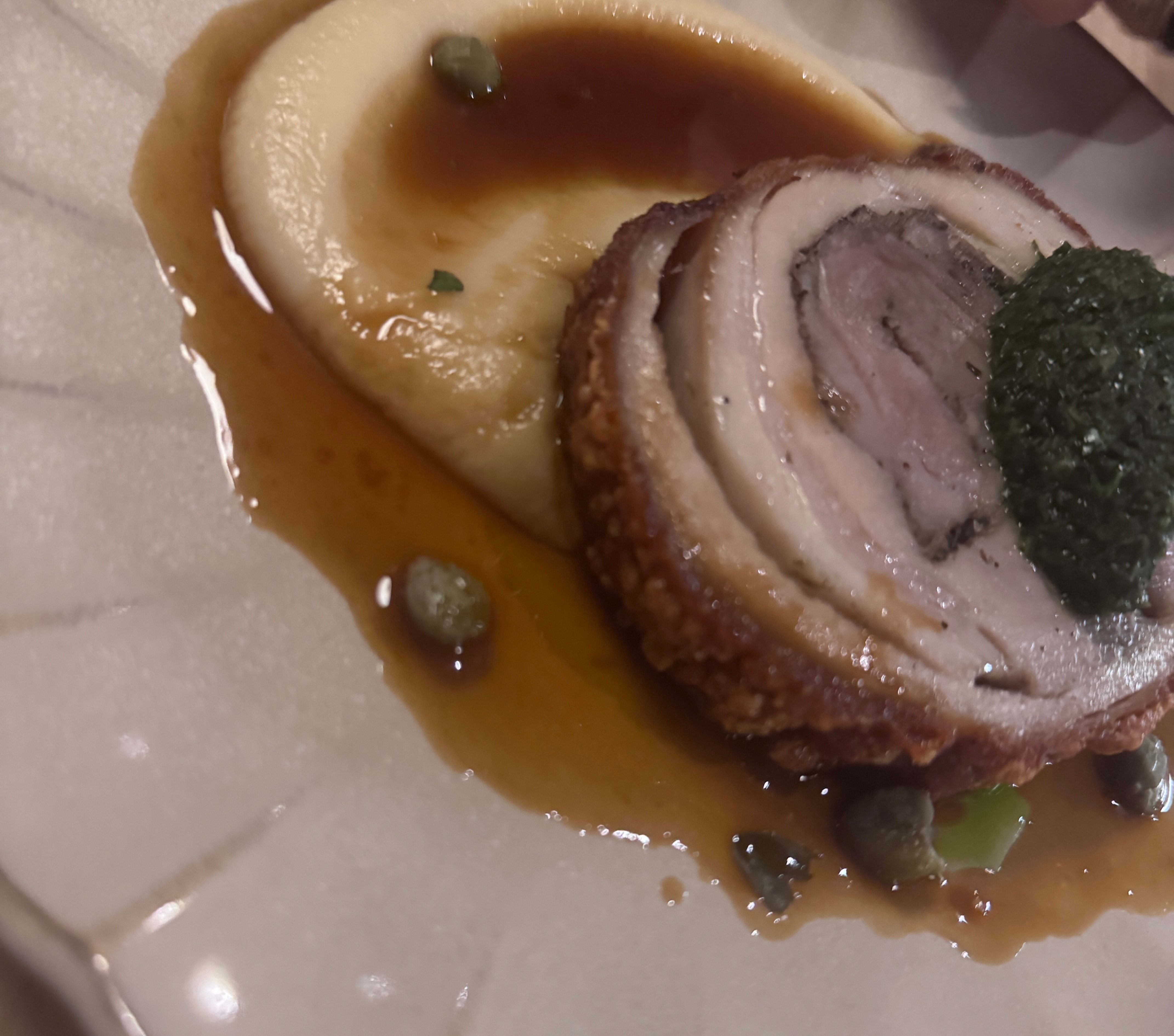 Porchetta med pastinakkrem.