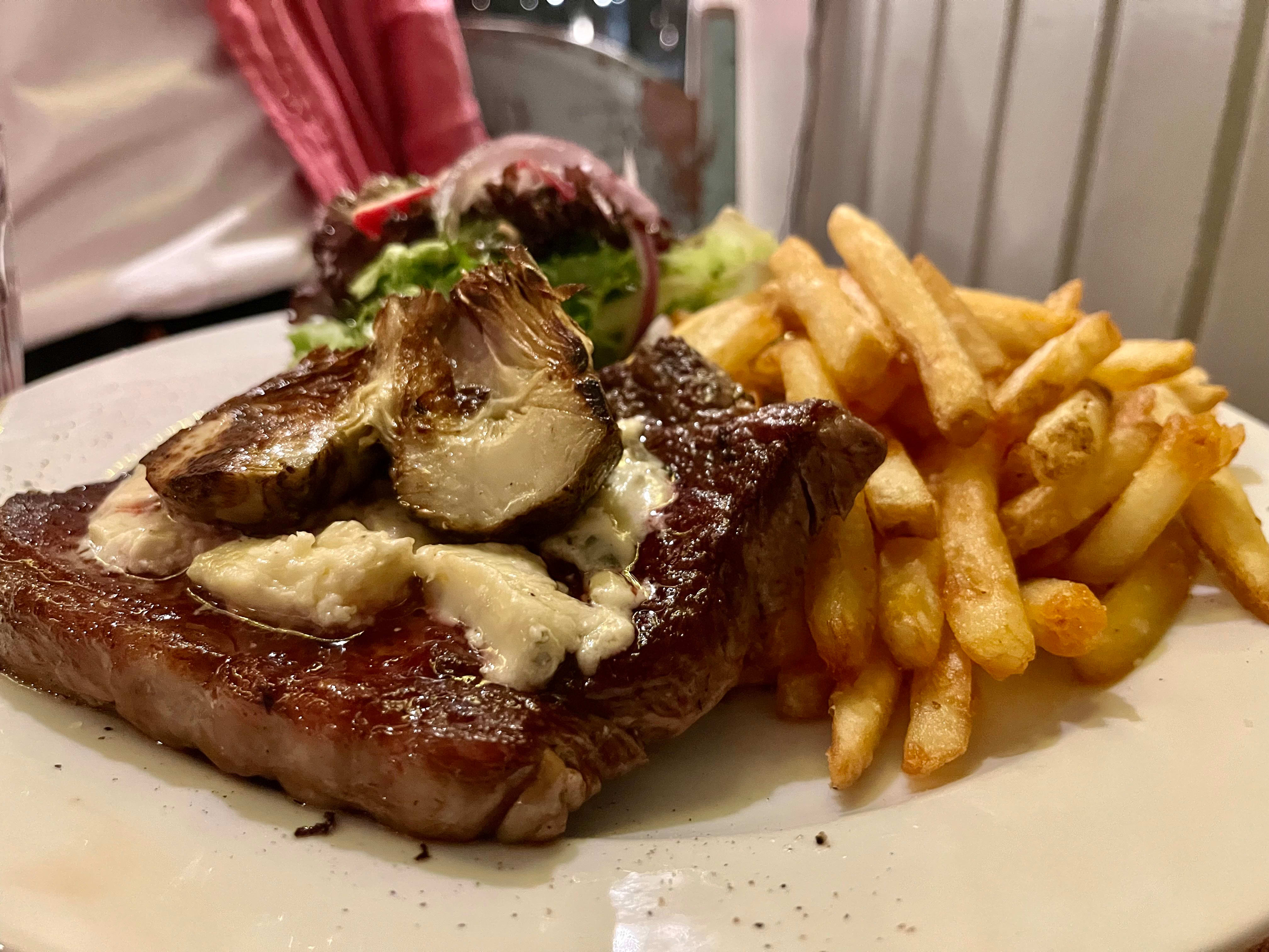 Entrecôten er dessverre en skuffelse. Kjøttet er overstekt, og friesene for lite saltet. Salaten er best. 