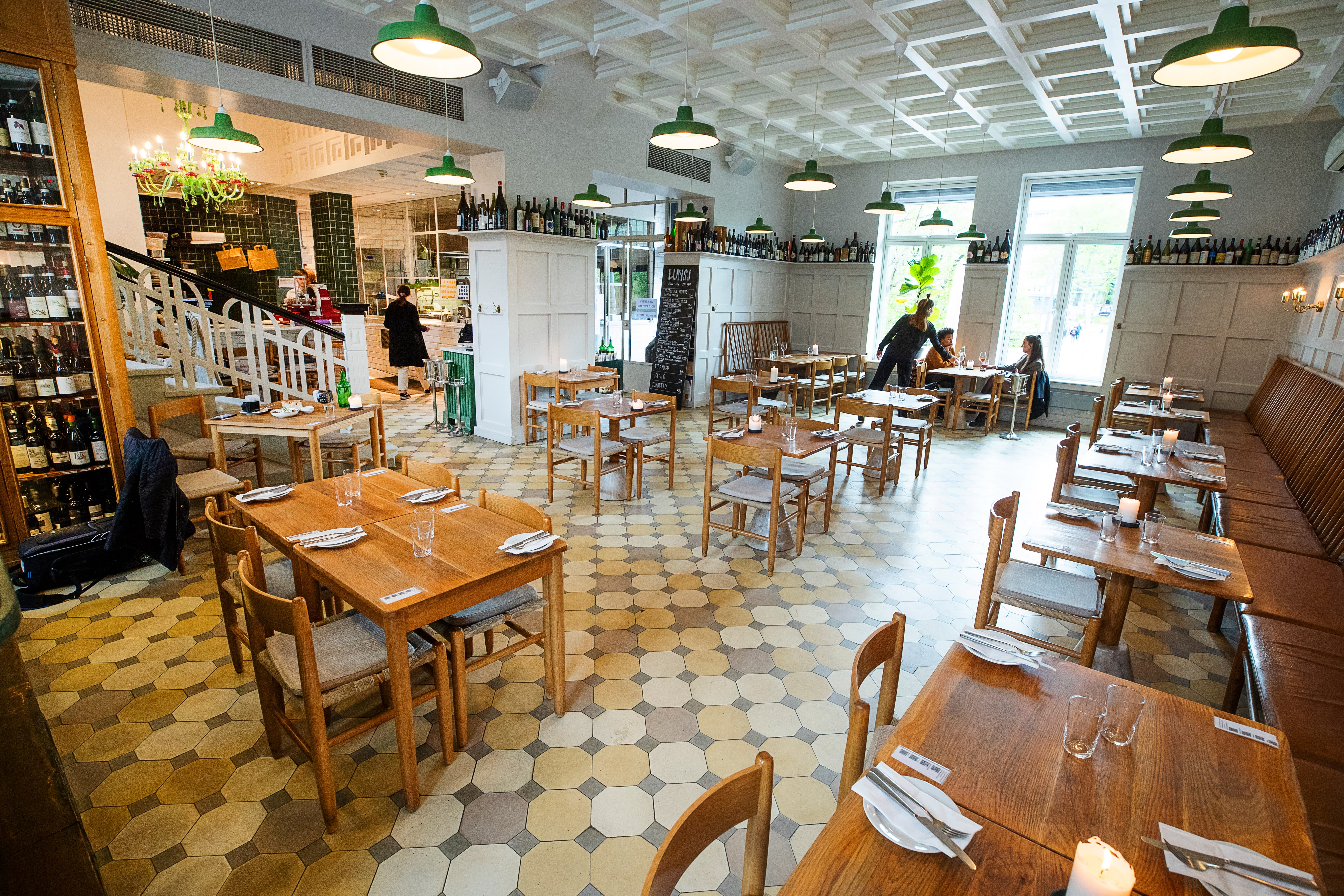 Lokalet er lyst og luftig.