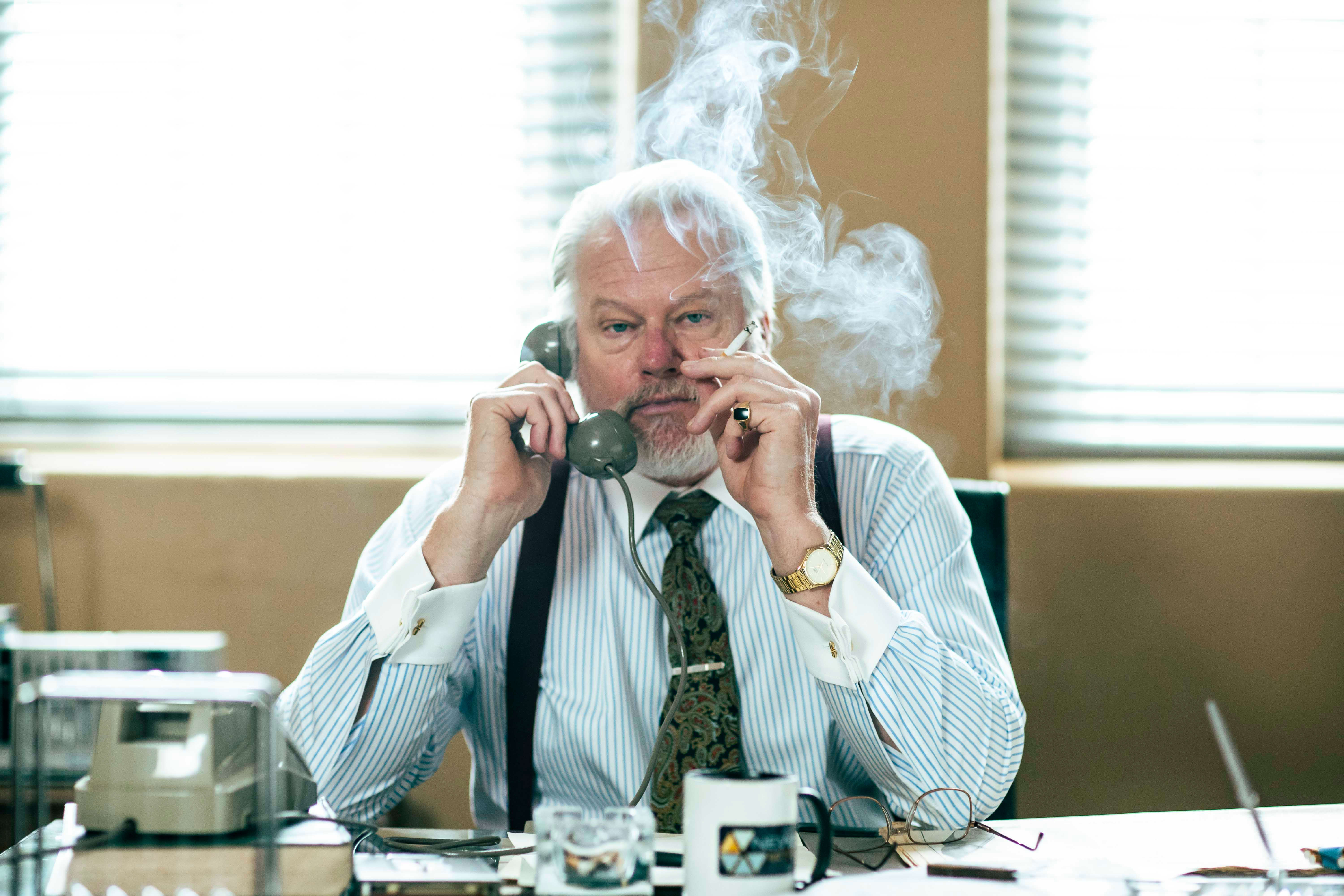 William McInnes spiller den rasende sinte, kjederøykende redaktøren Lindsay Cunningham i «The newsreader»