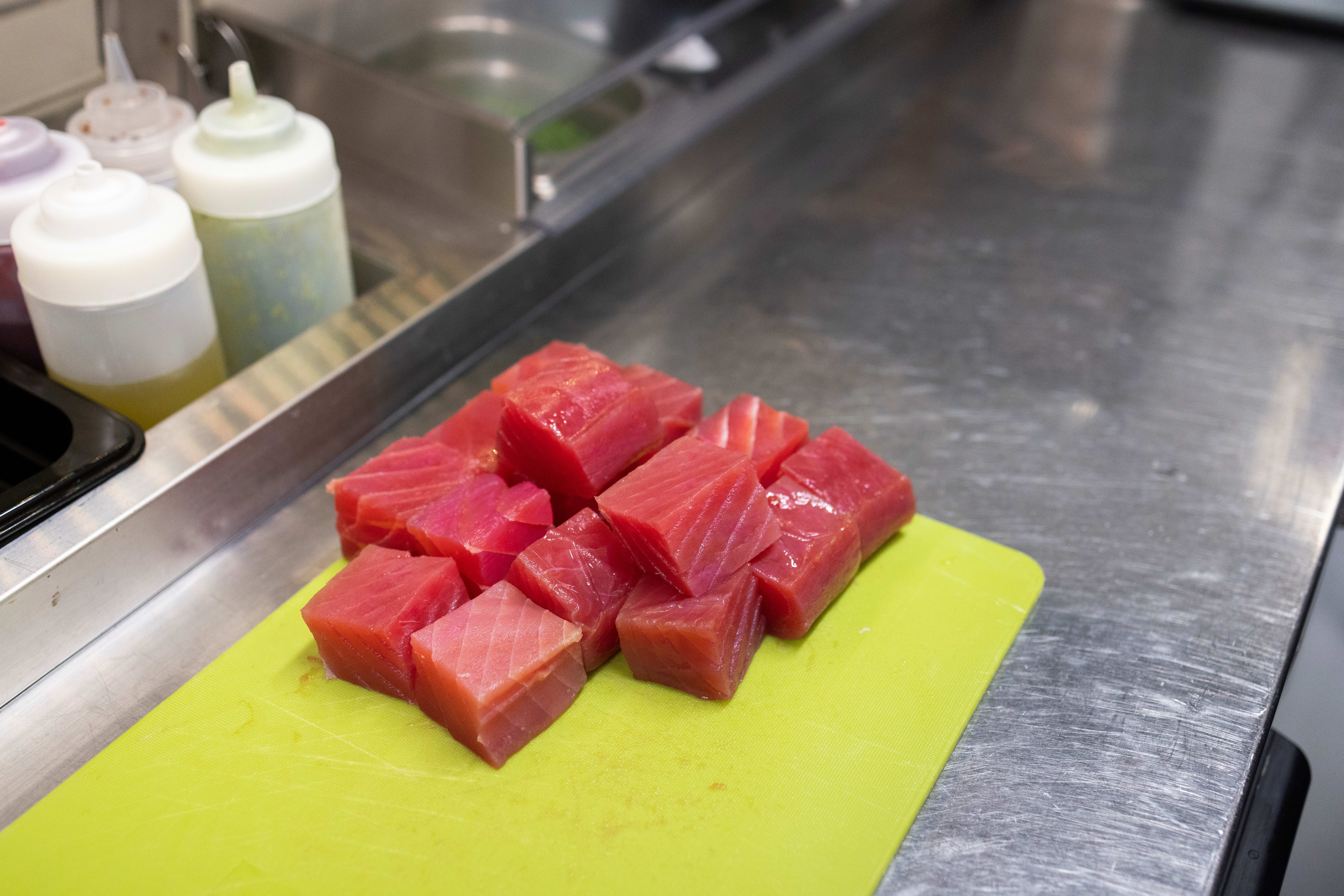 Denne tunfisken blir snart forrett. 