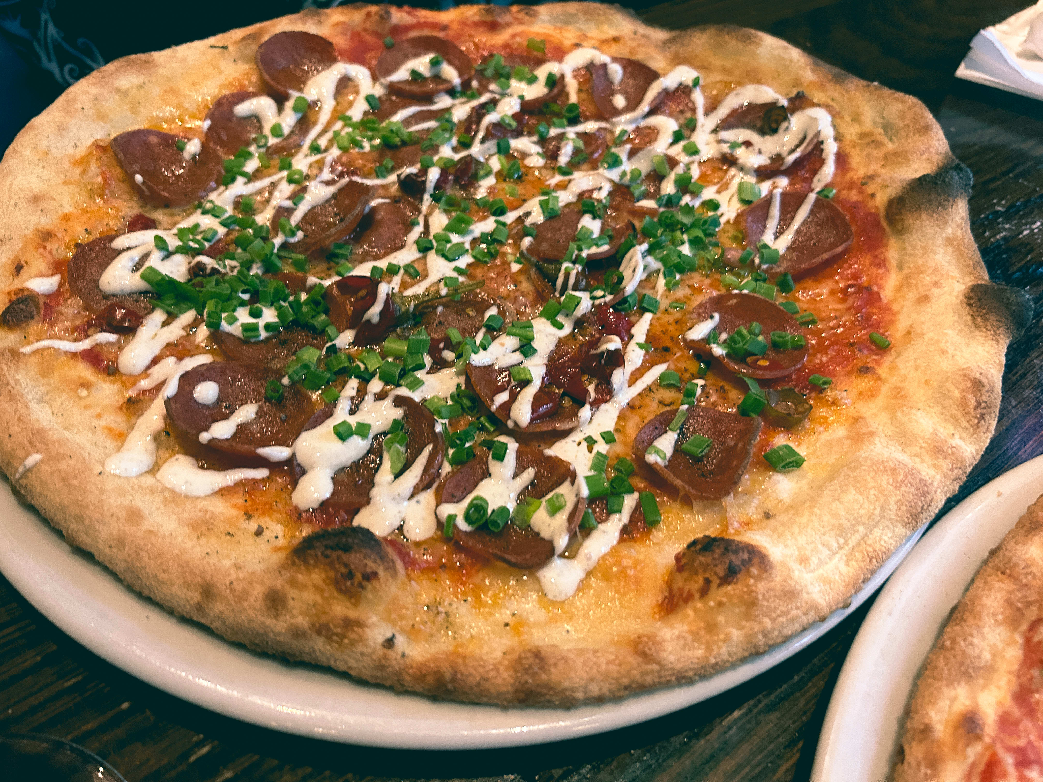 Pizza med pepperoni og rømmedressing er et deilig barndomsminne.