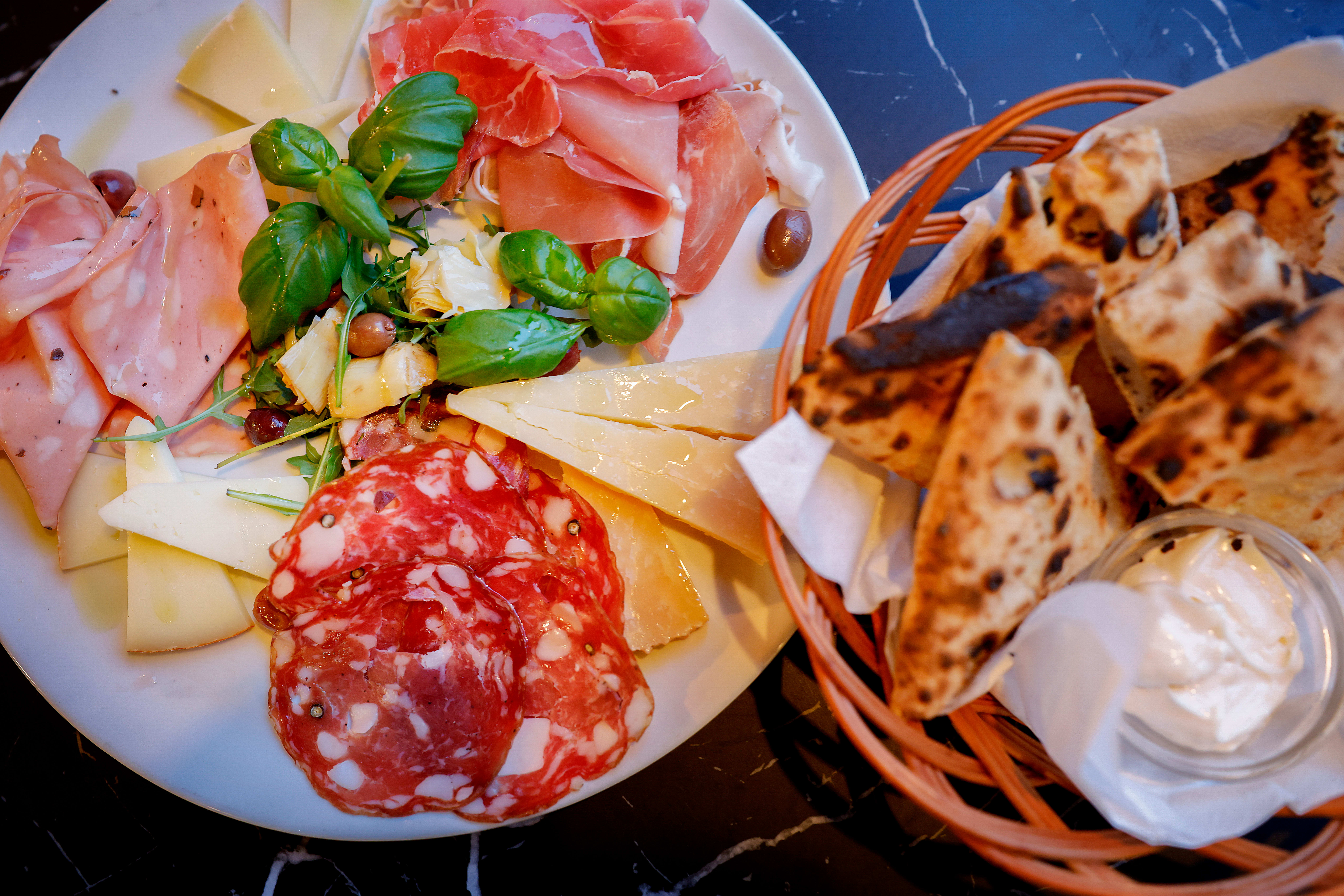 Bra start med stekt pizzadeig, oster og skinker. 