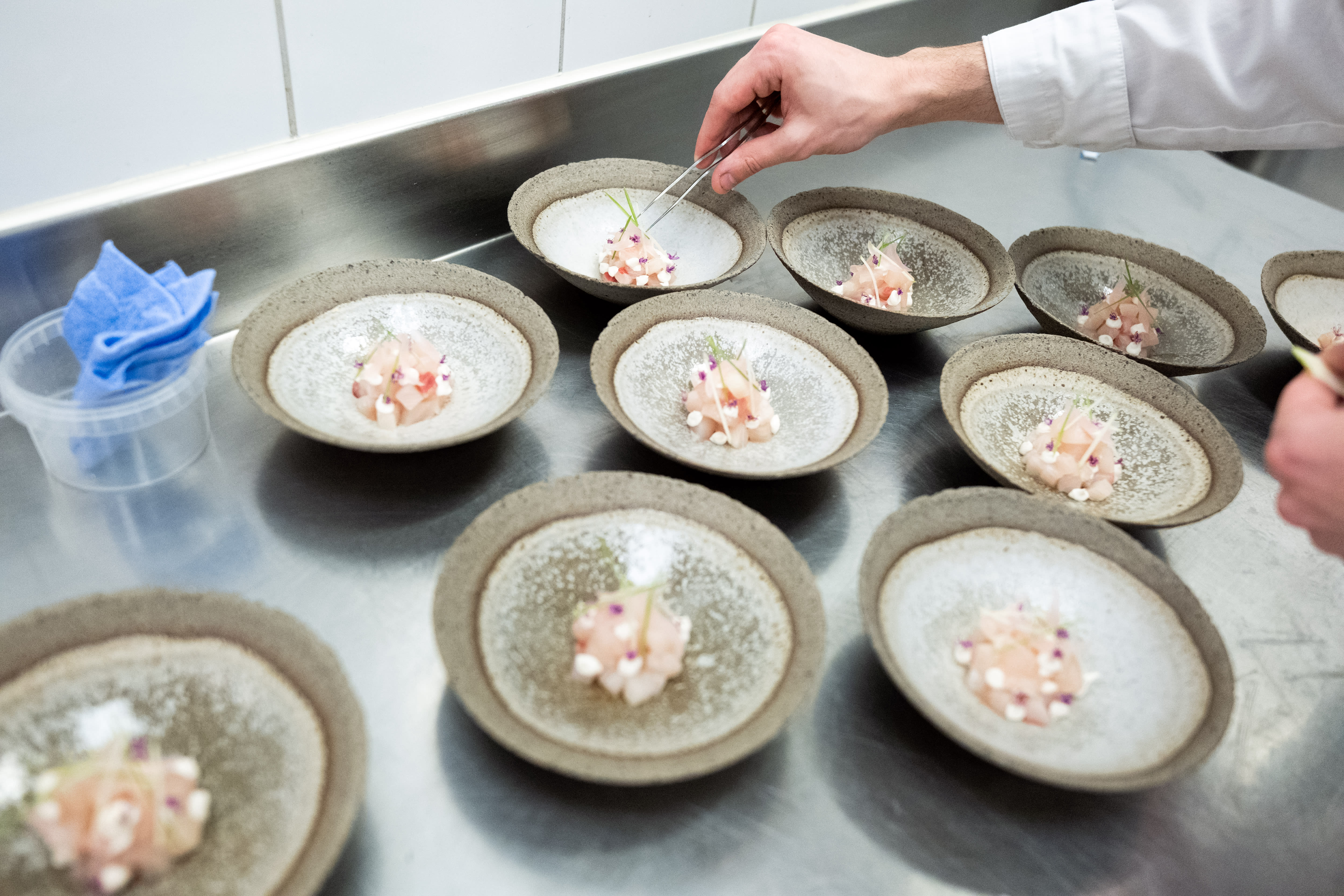 I kveld står denne retten for første gang på menyen. Den heter «Memory of a trip in Peru» og er Sodanos versjon av ceviche.